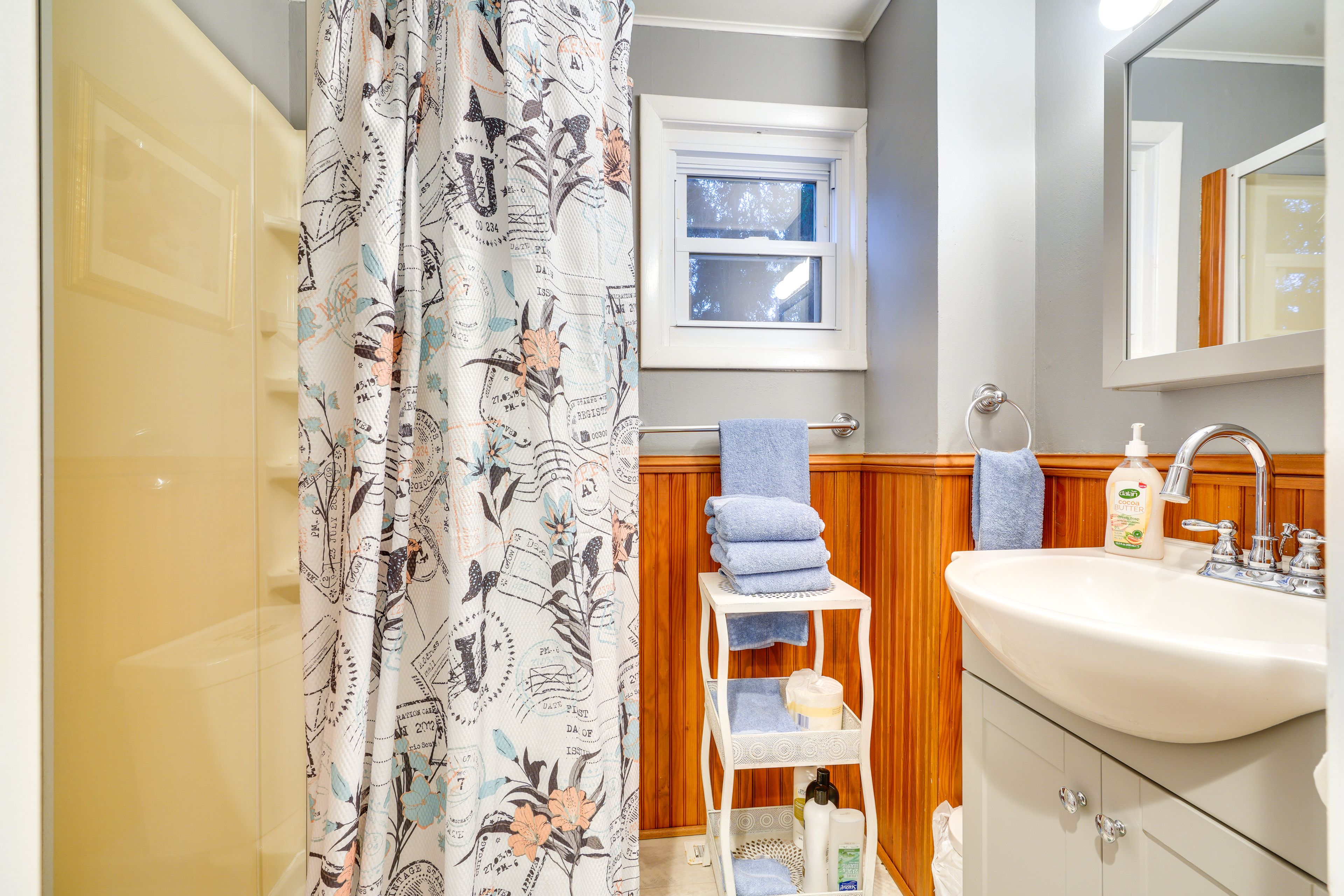 Full Bathroom | Complimentary Toiletries | Hair Dryer | Towels Provided