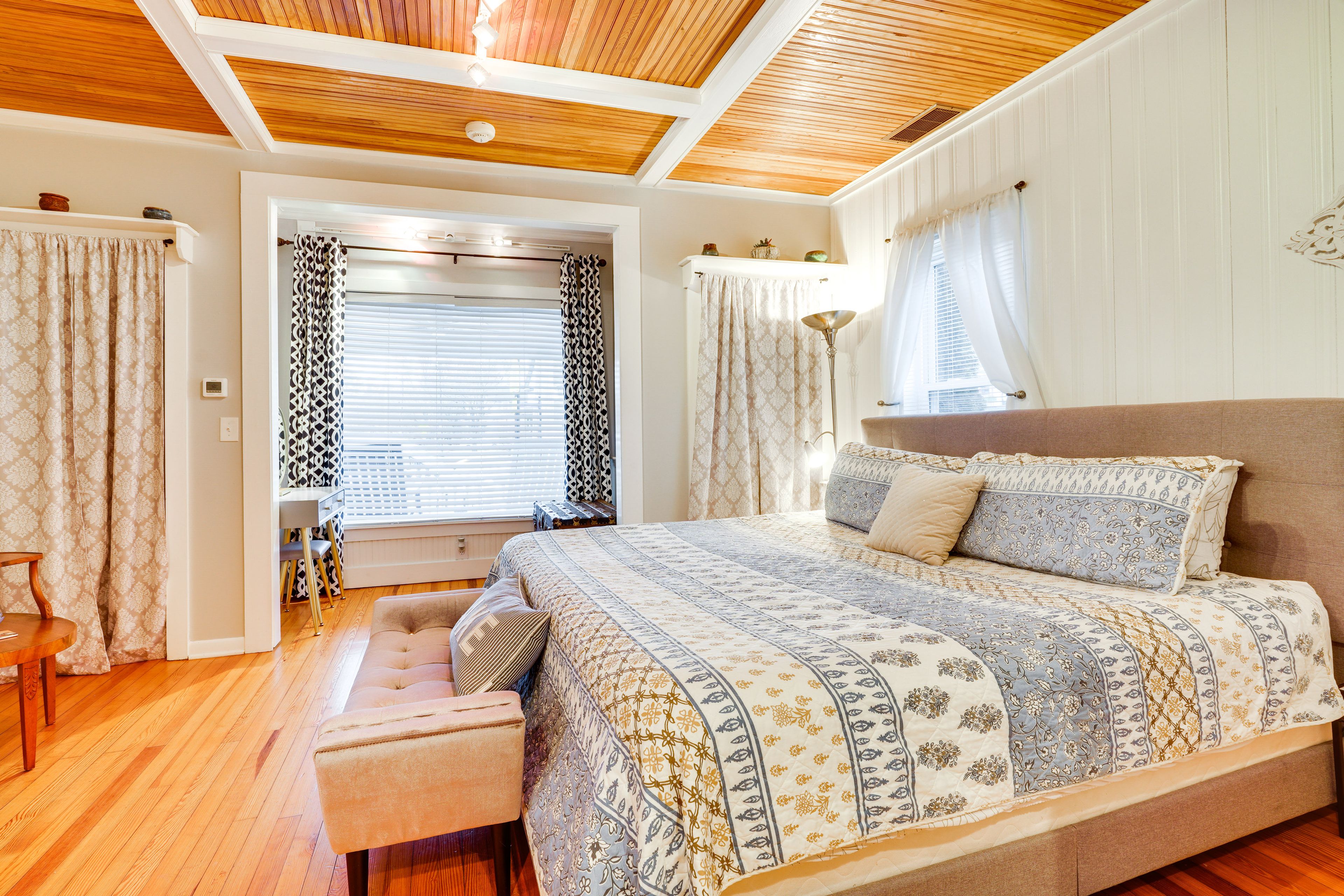 Studio | King Bed | Linens Provided