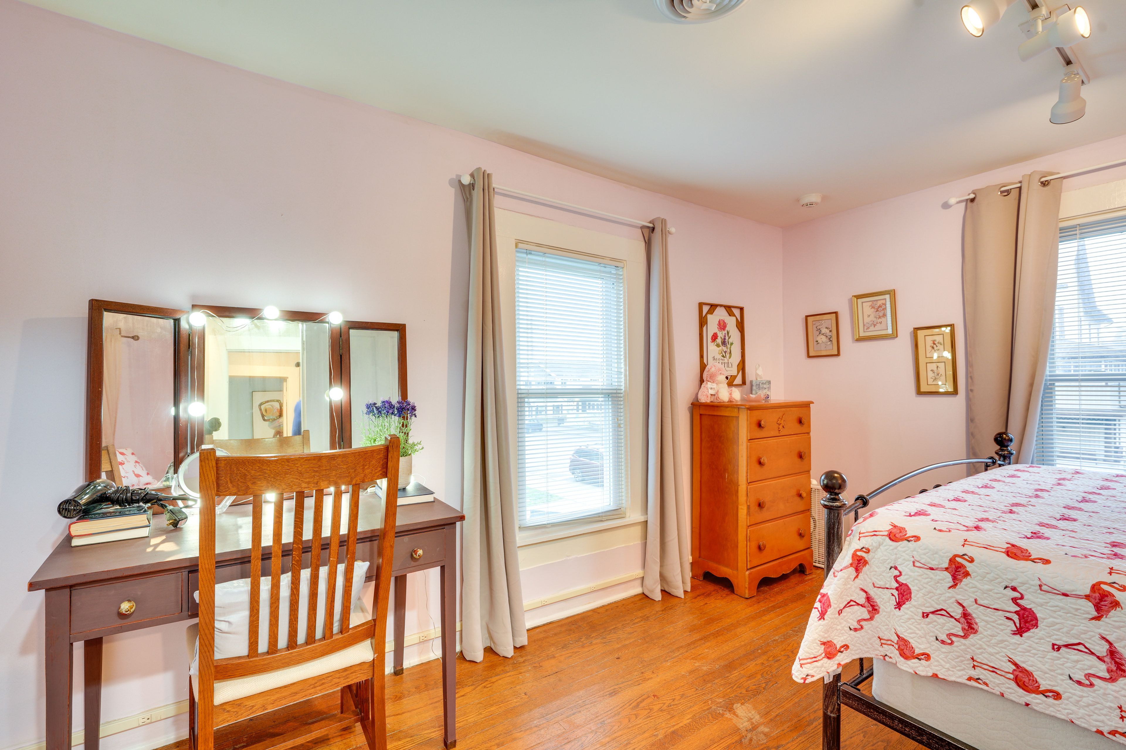 Bedroom 2 | Queen Bed | Laptop-Friendly Desk