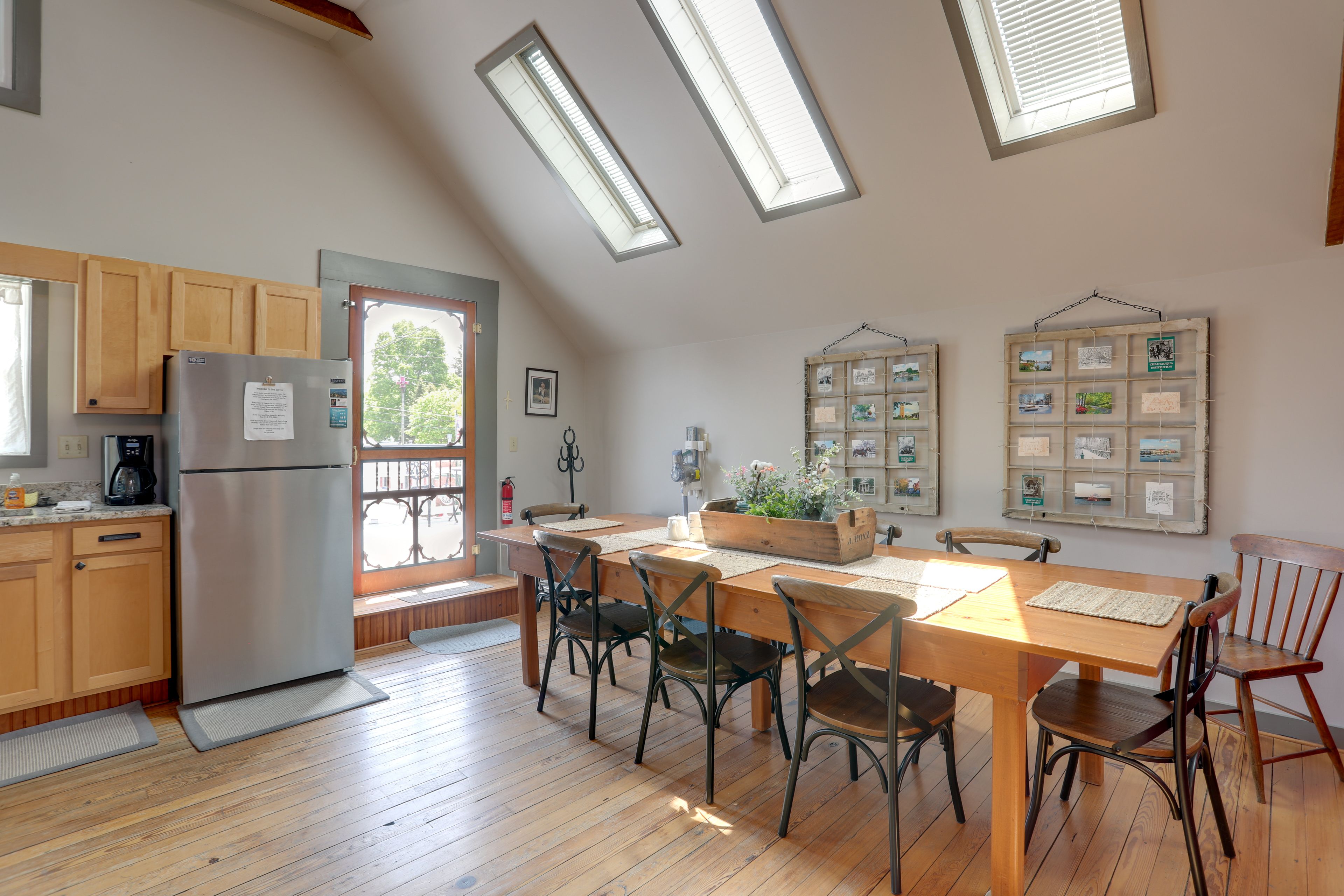 Dining Area | Dishware & Flatware Provided