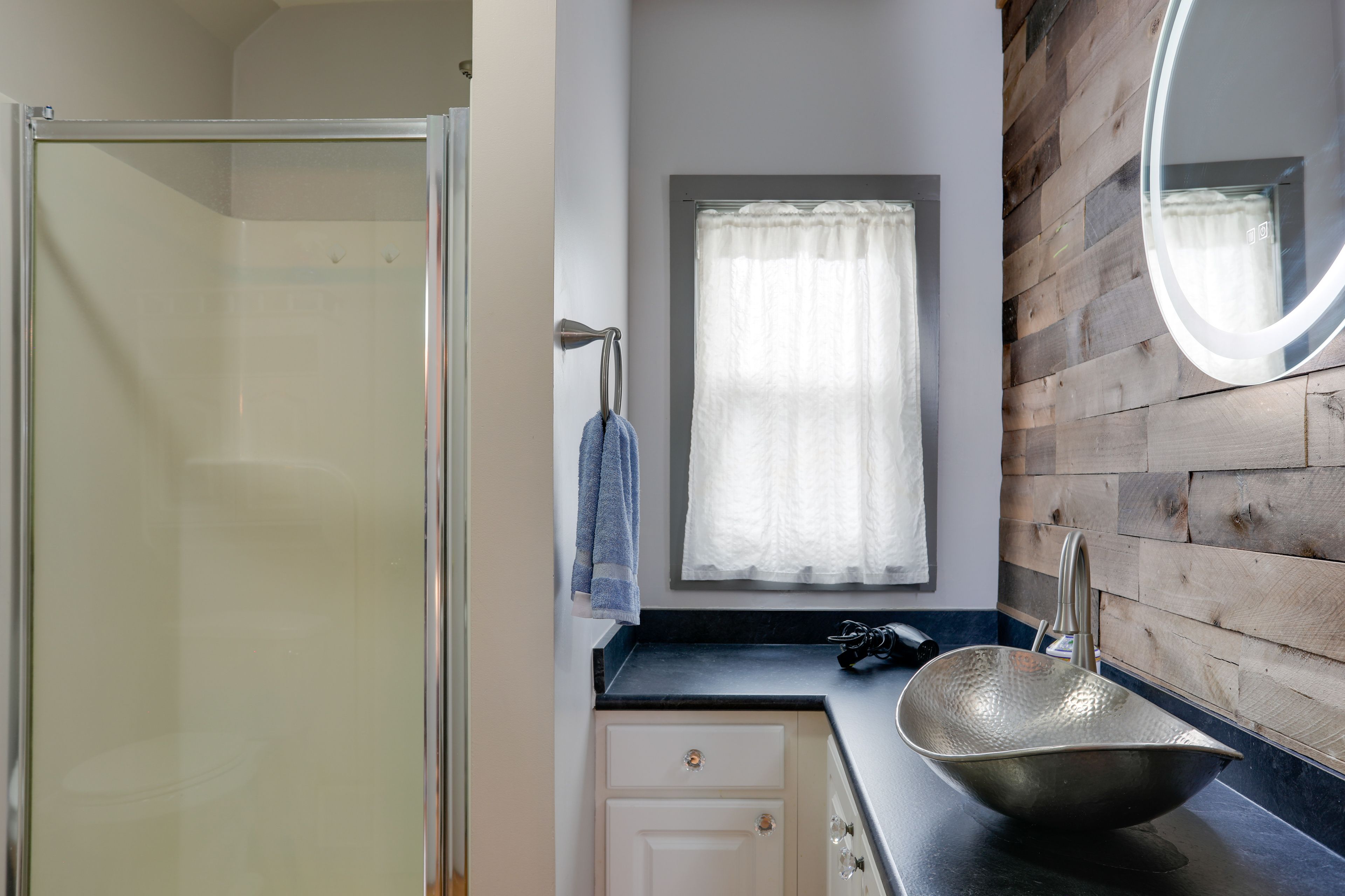 Full Bathroom | Complimentary Toiletries | Hair Dryer | Towels Provided