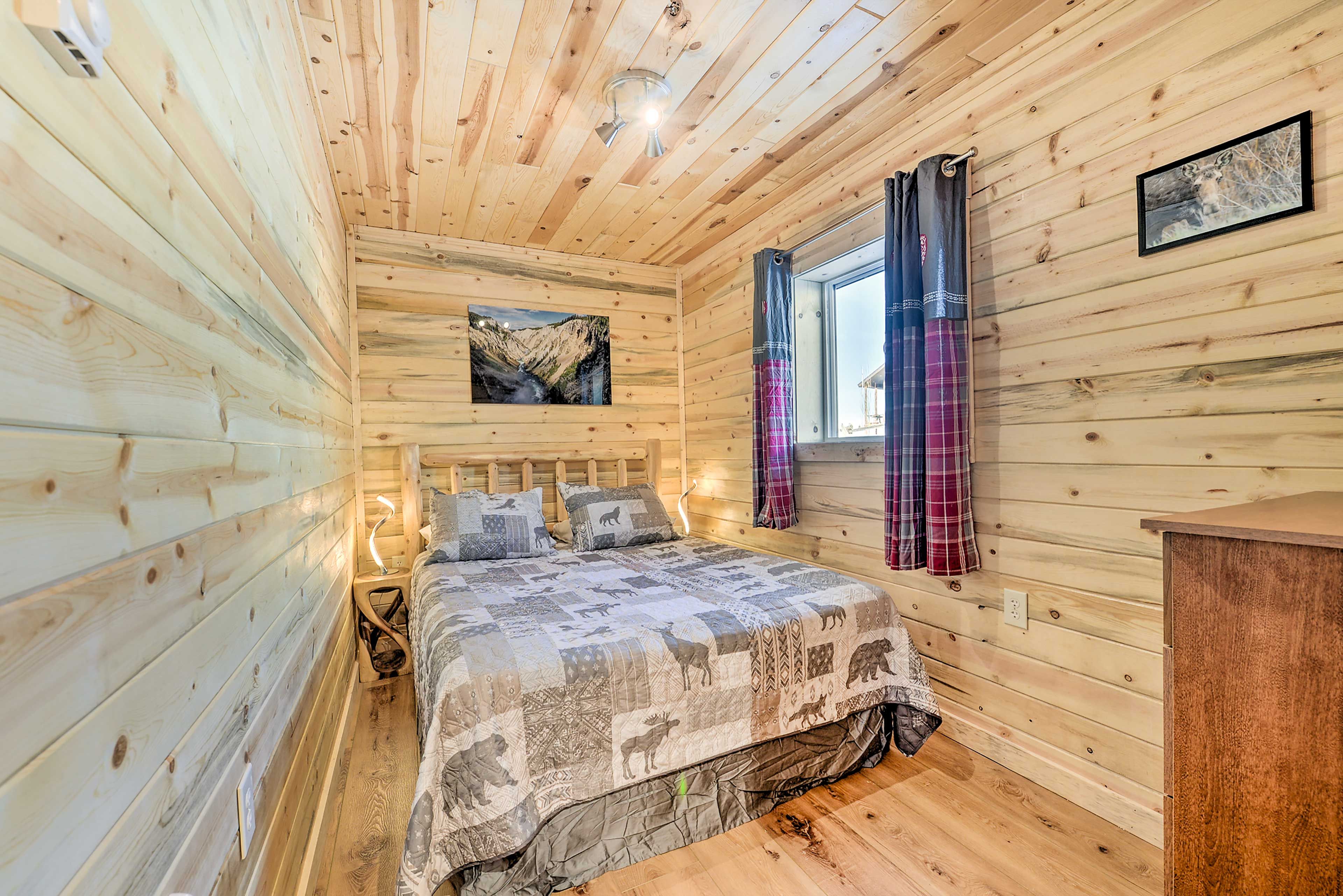 Bedroom | Queen Bed