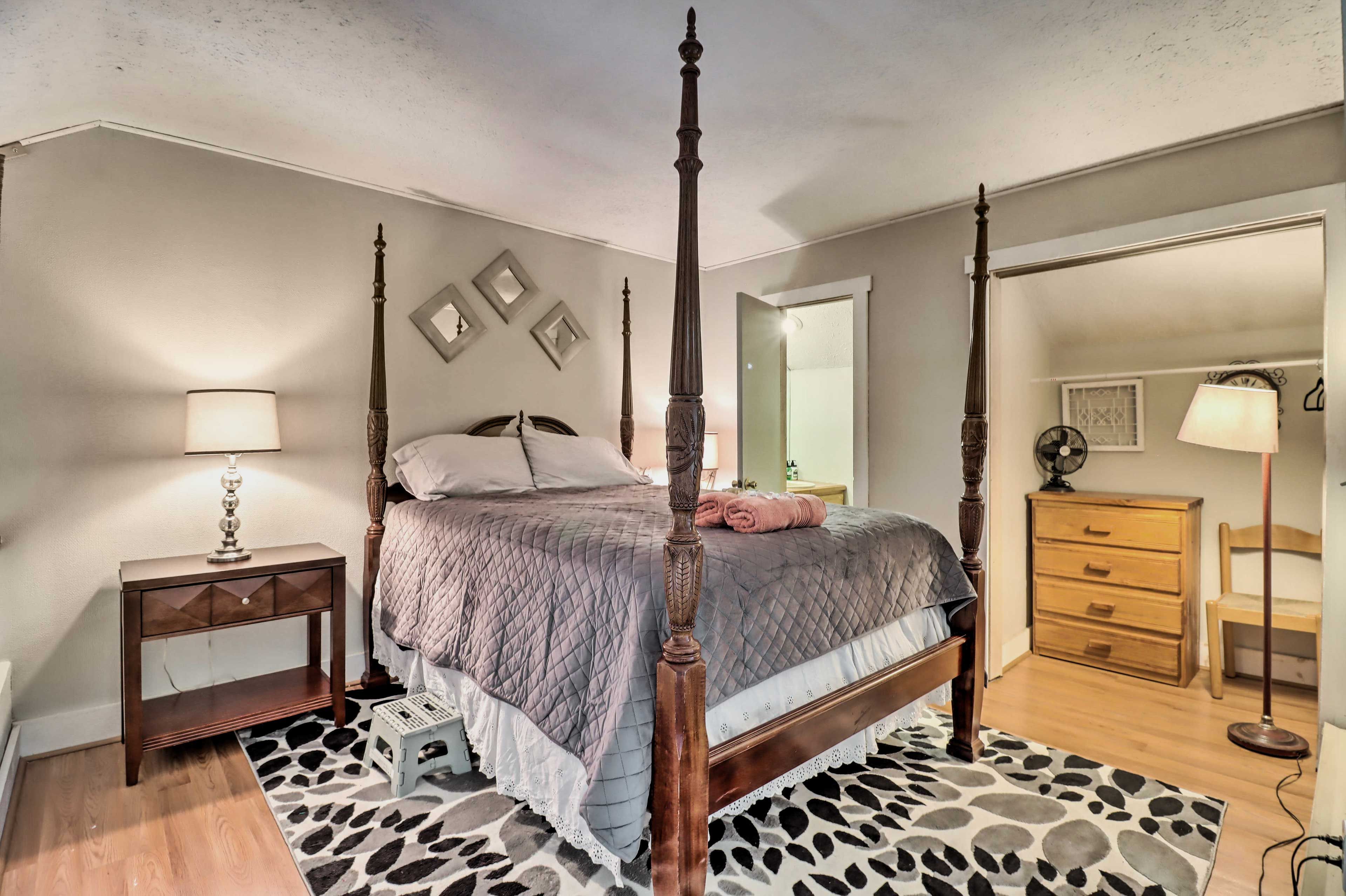 Loft | Queen Bed w/ Twin Trundle
