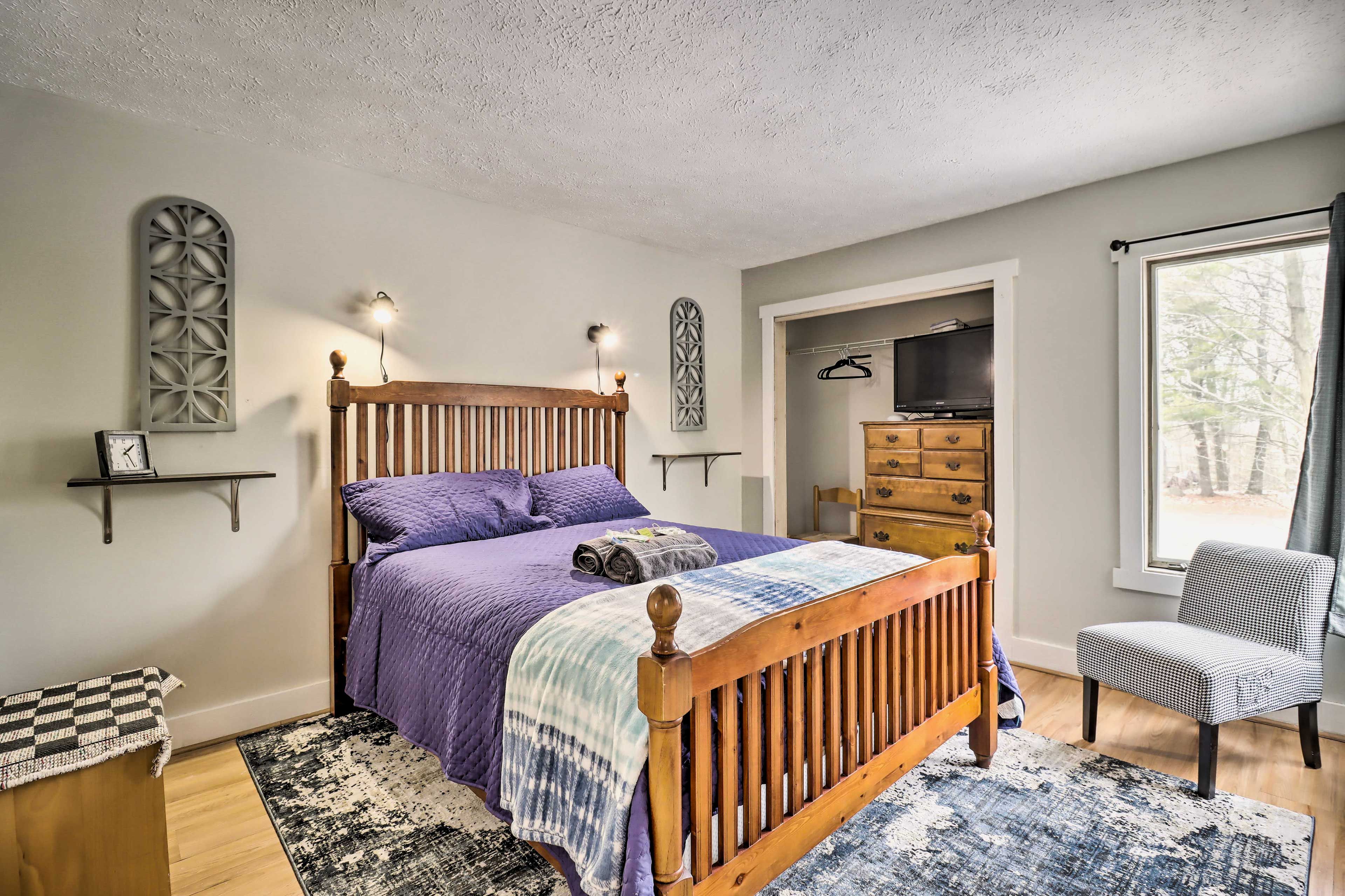 Bedroom 1 | 1st Floor | Queen Bed | Flat-Screen TV | Linens Provided