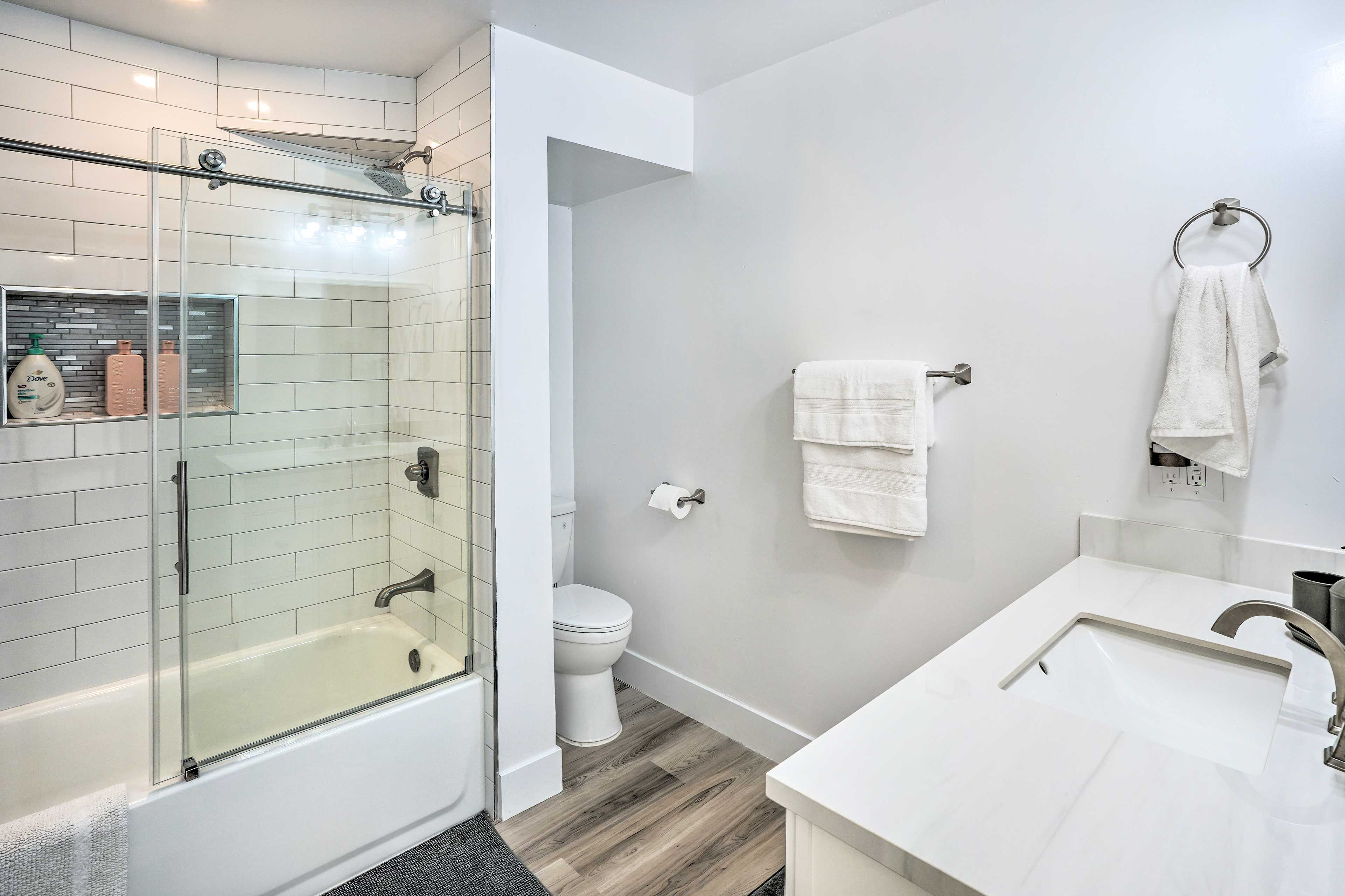En-Suite Bathroom | Towels Provided | Complimentary Toiletries | Hair Dryer