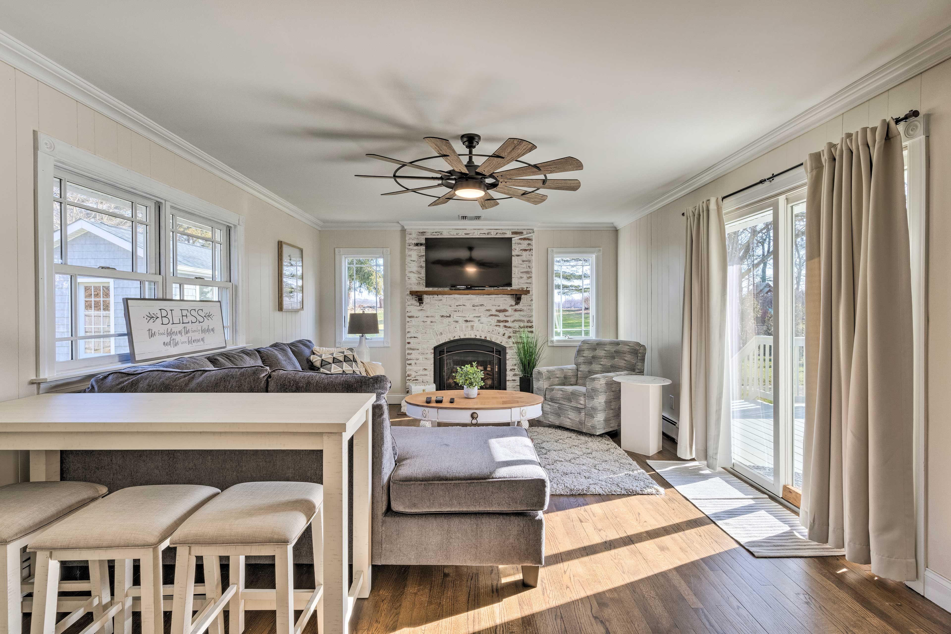 Living Room | Fireplace | Smart TV | Sectional Sofa