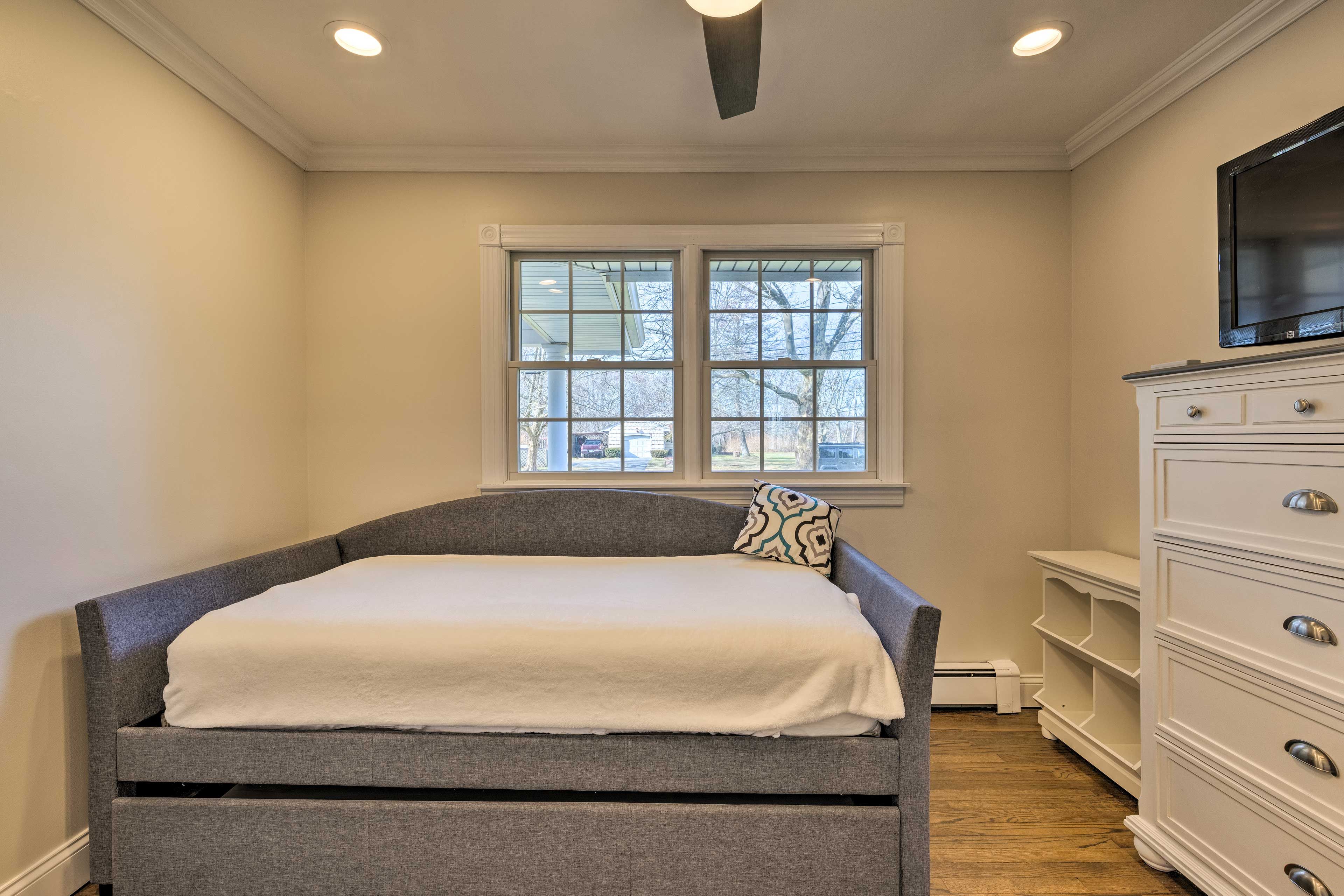 Bedroom 3 | Twin Daybed | Twin Trundle Bed | Smart TV | Ceiling Fan