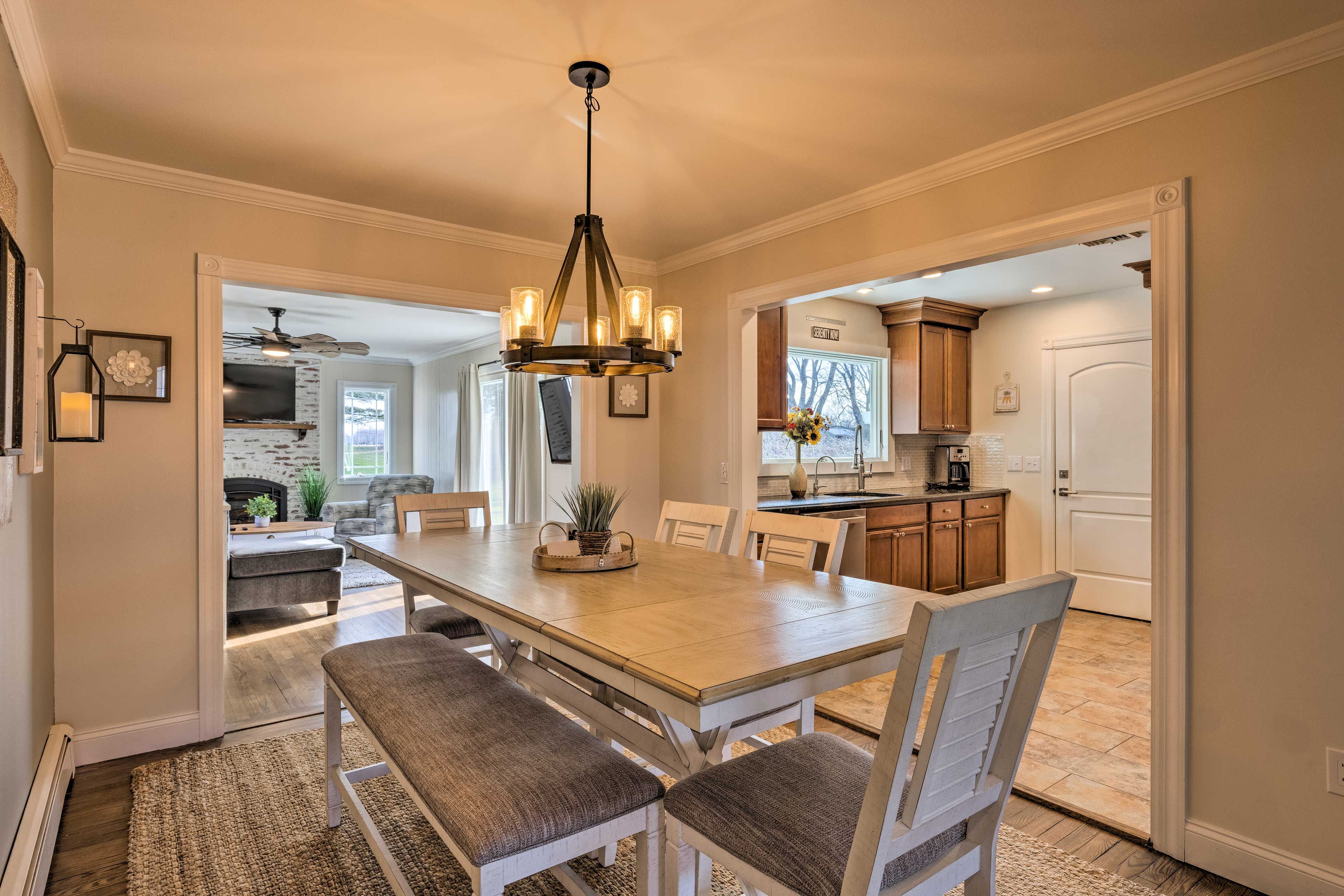 Dining Area | Dishware/Flatware Provided | Coffee Maker | Free WiFi