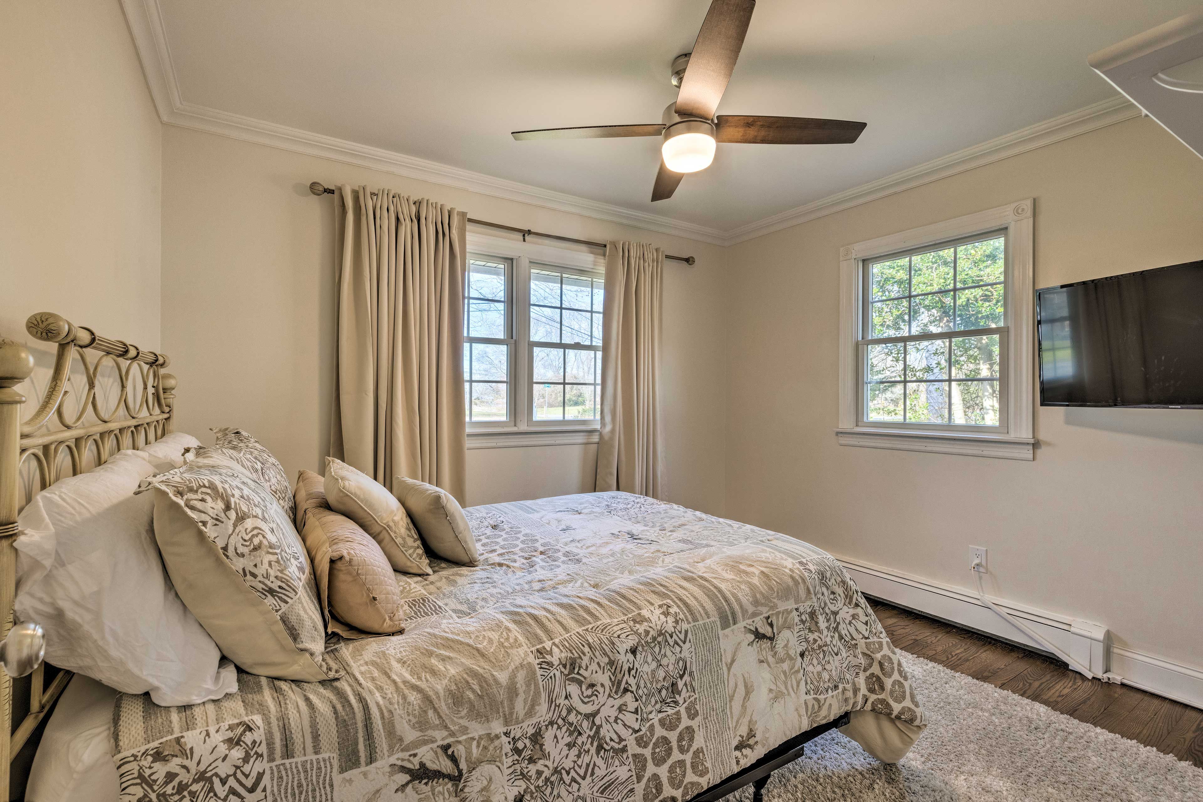 Bedroom 2 | Full Bed | Smart TV | Ceiling Fan
