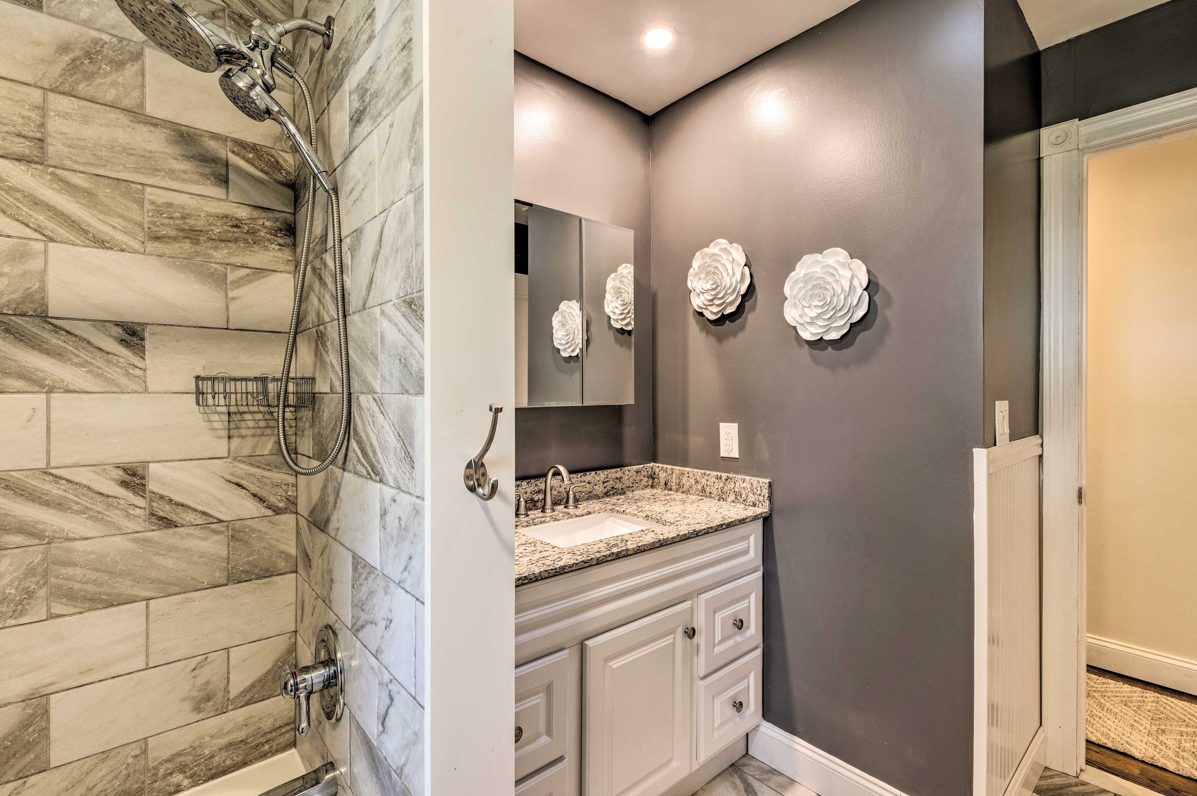 Full Bathroom | Bathtub | Towels Provided