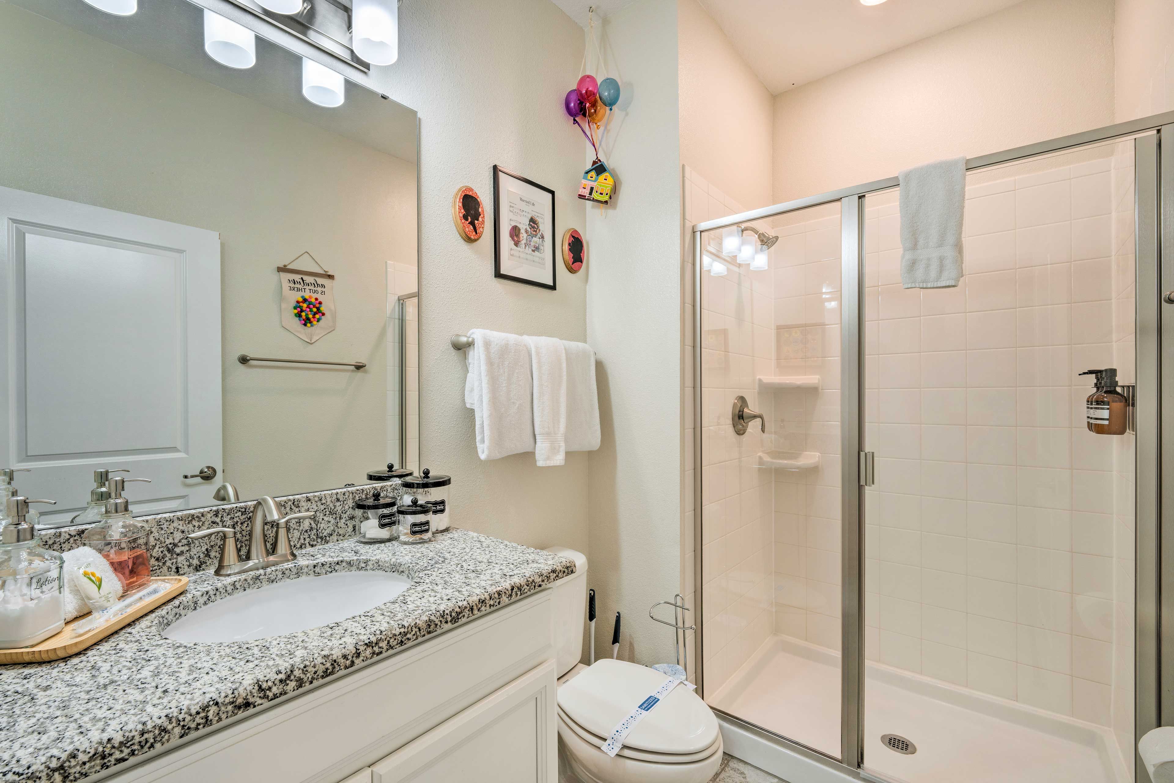 Full Bathroom | 1st Floor | Complimentary Toiletries | Hair Dryer