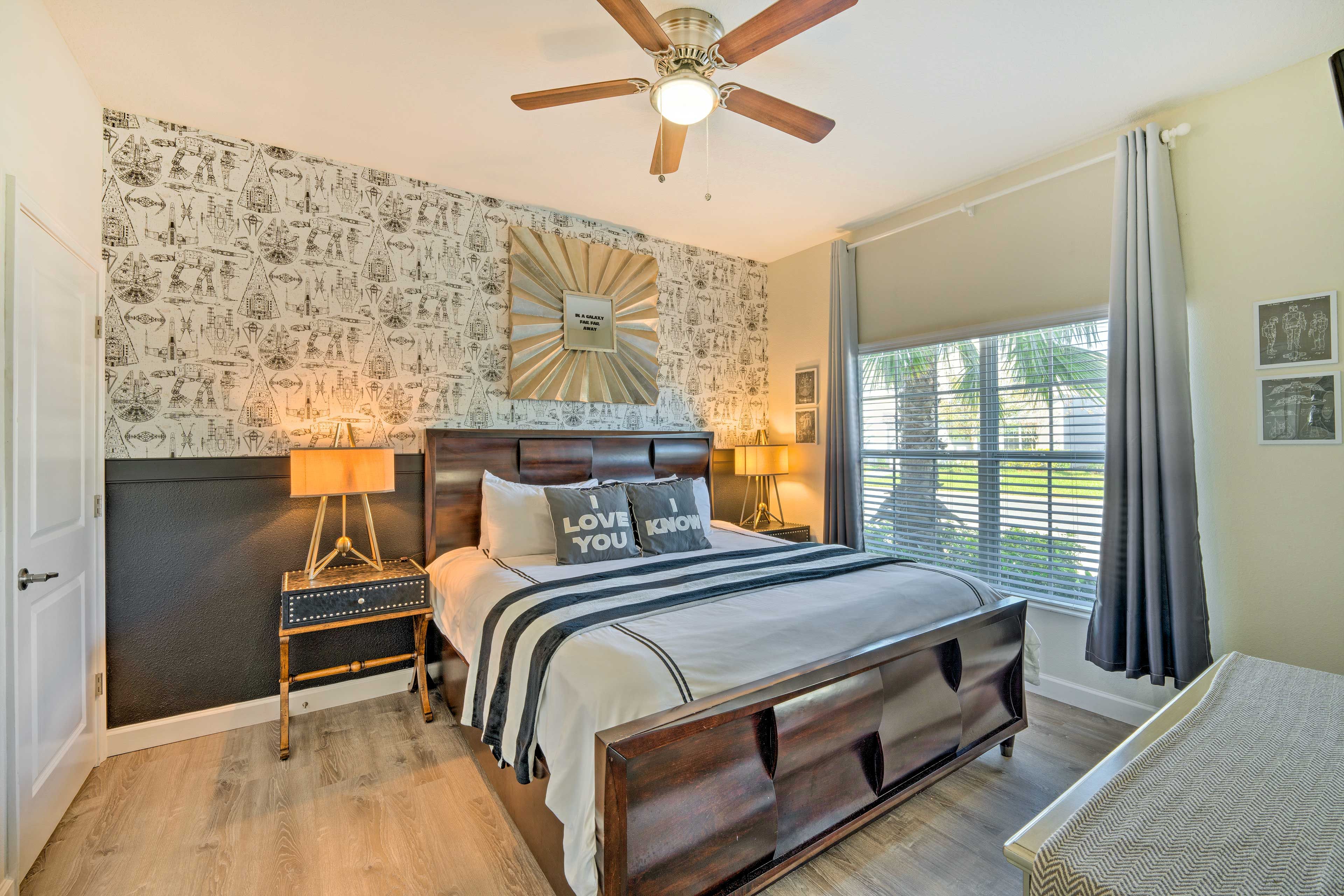 Bedroom 1 | King Bed | 1st Floor | Smart TV w/ Cable