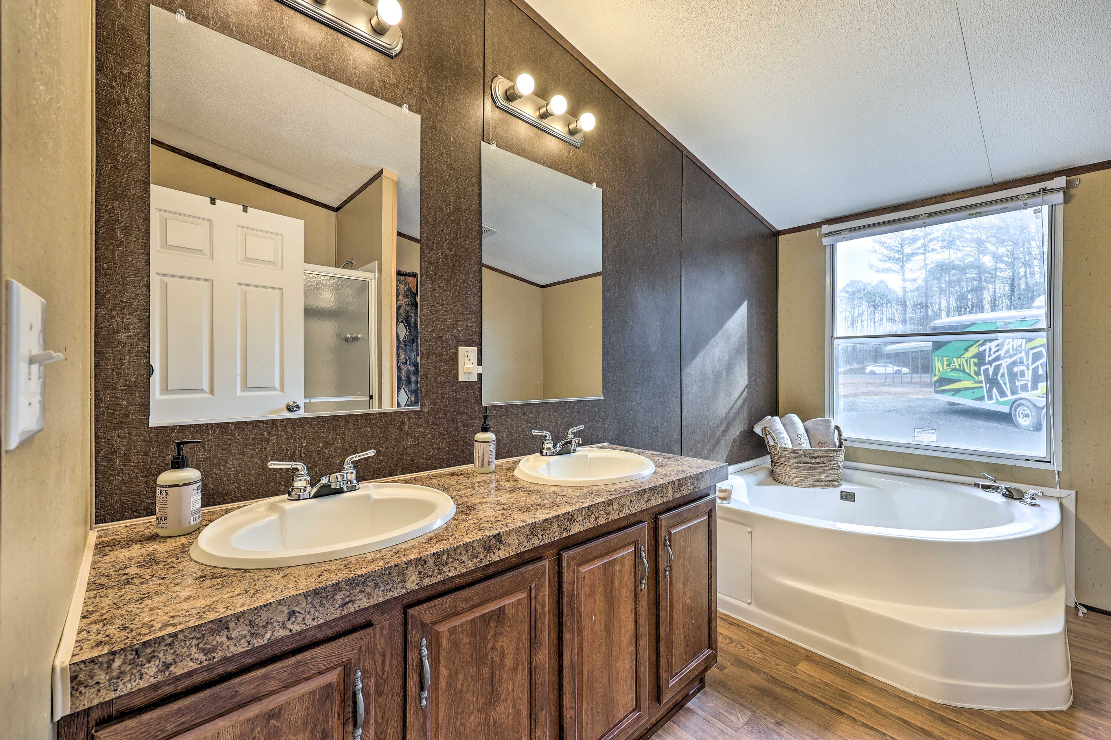 En-Suite Bathroom | Complimentary Toiletries