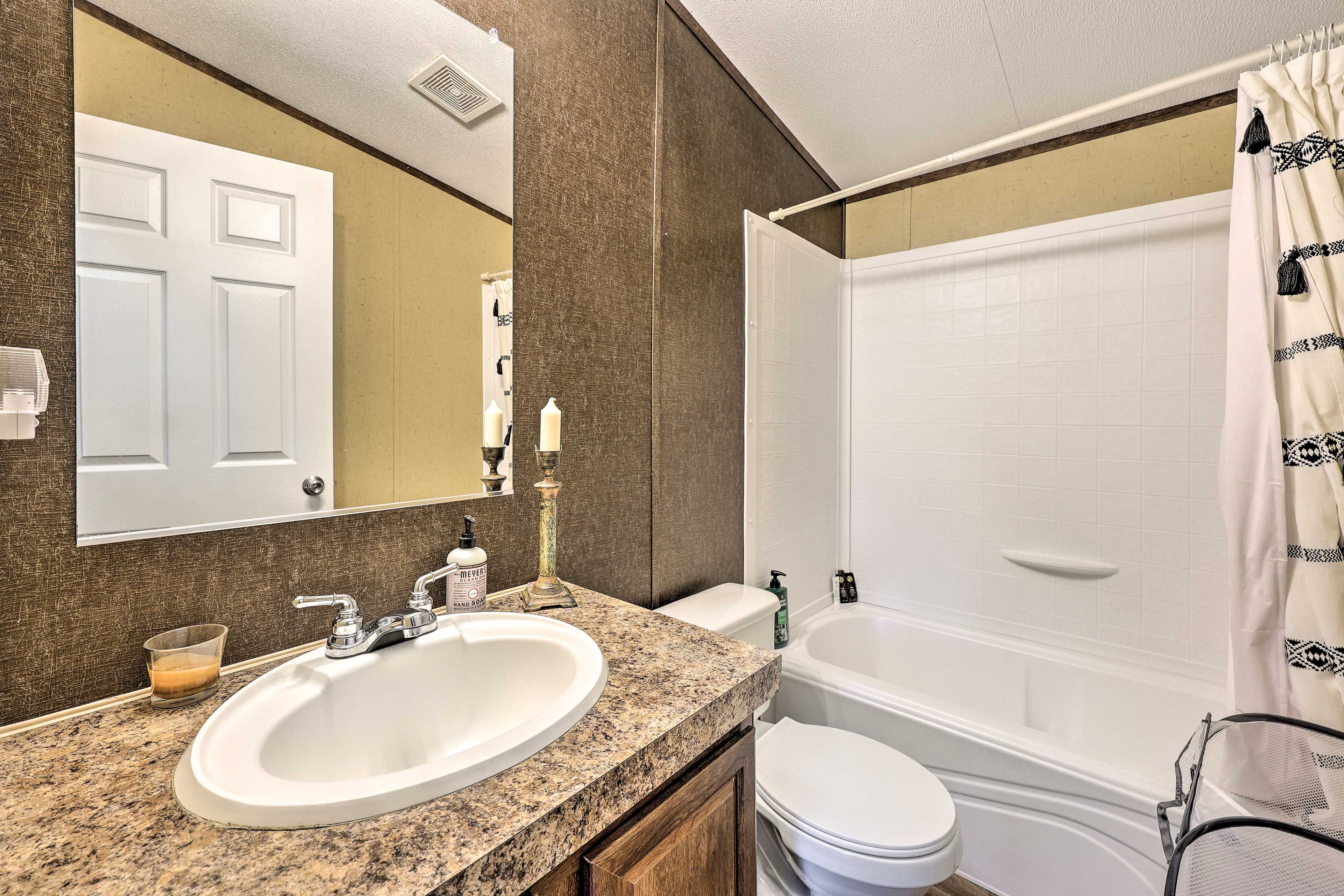 Full Bath | Towels Provided