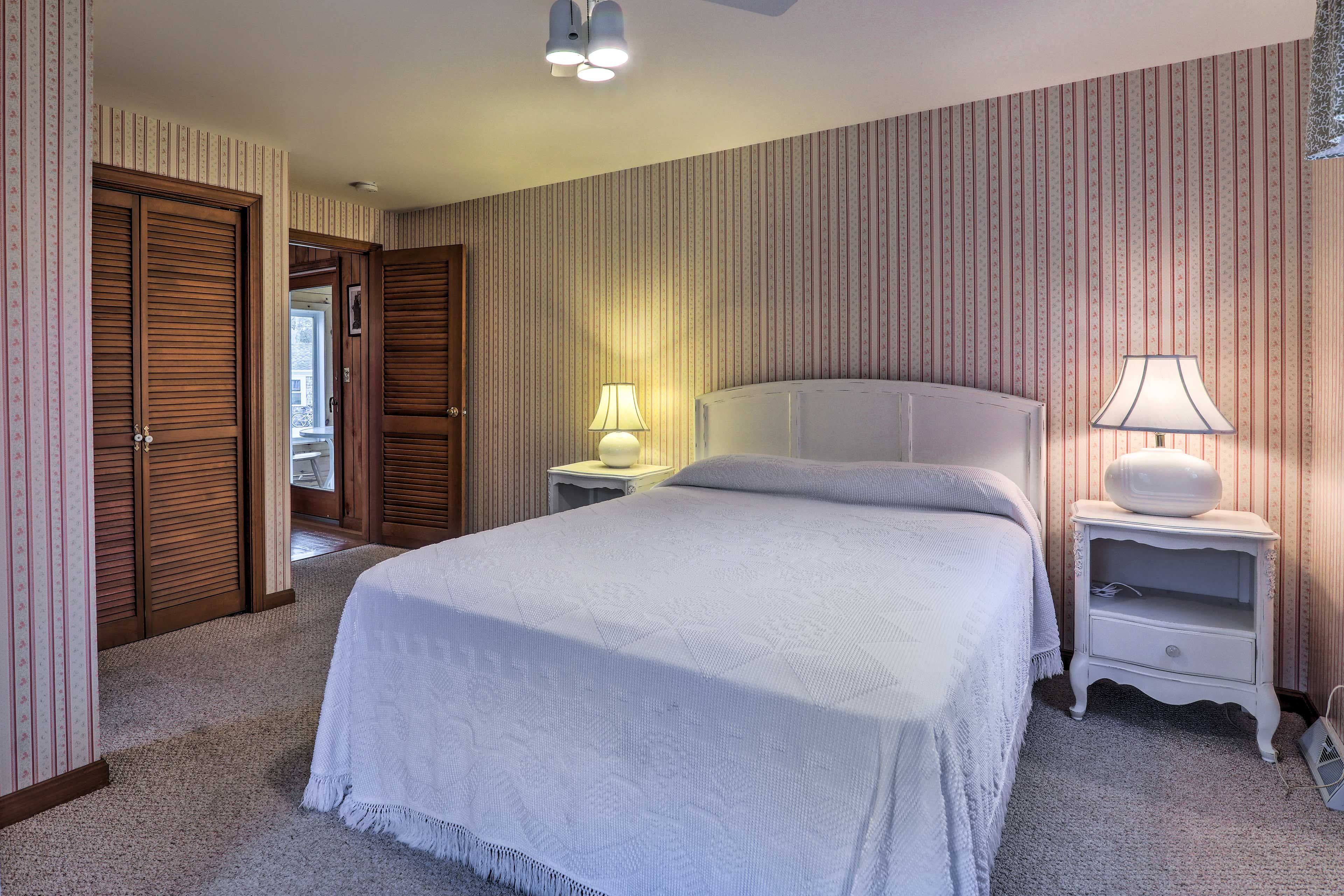 Bedroom 1 | Queen Bed