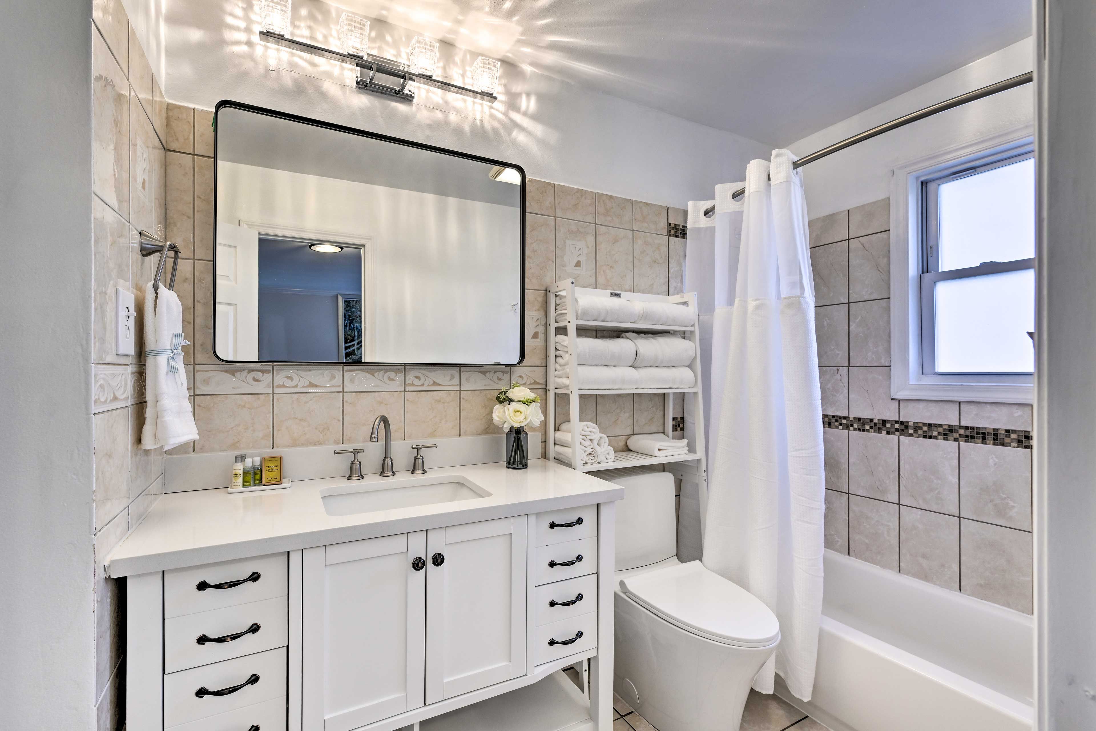 En-Suite Bathroom | Complimentary Toiletries | Hair Dryer