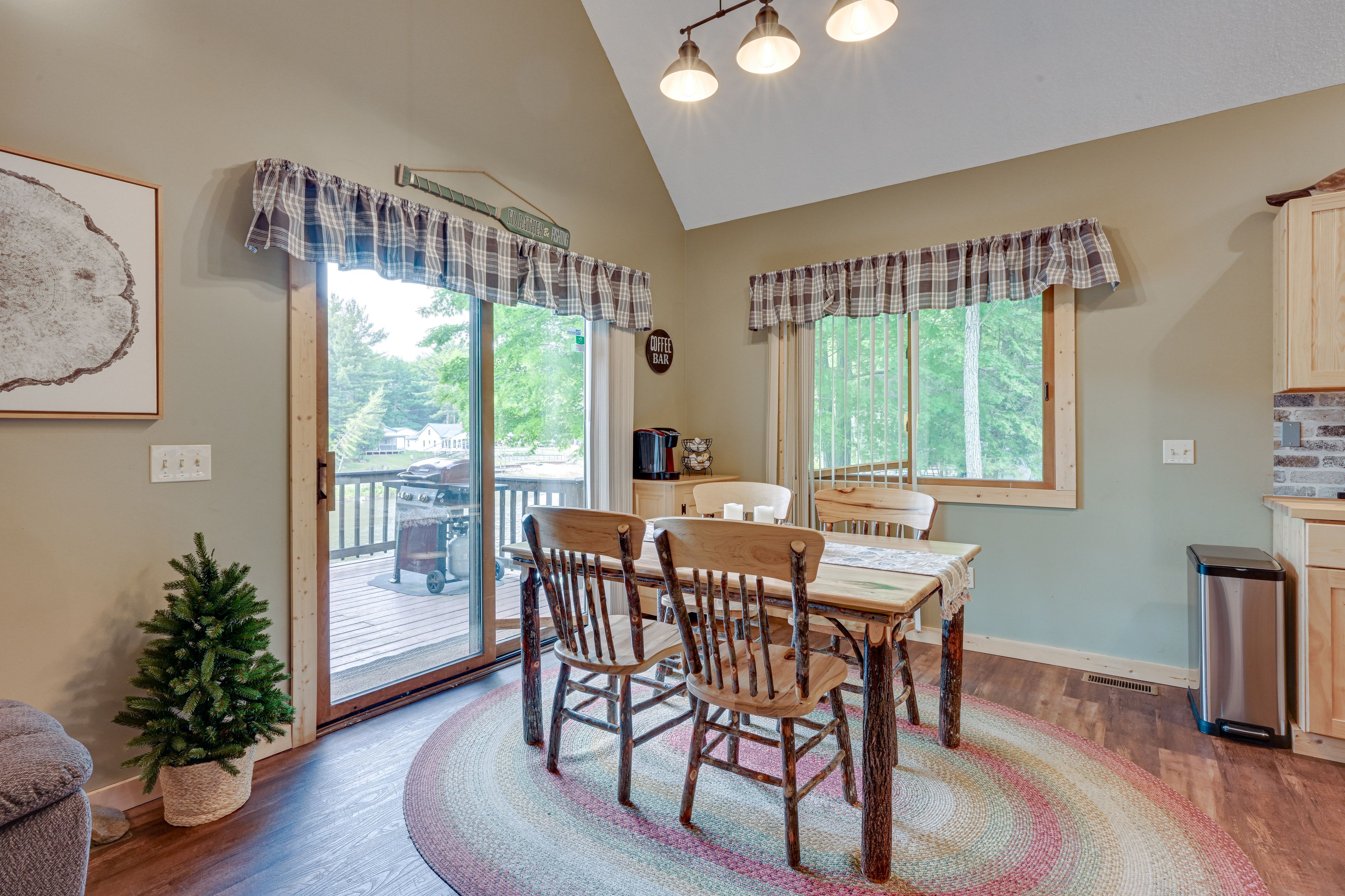 Dining Area | Dishware/Flatware Provided