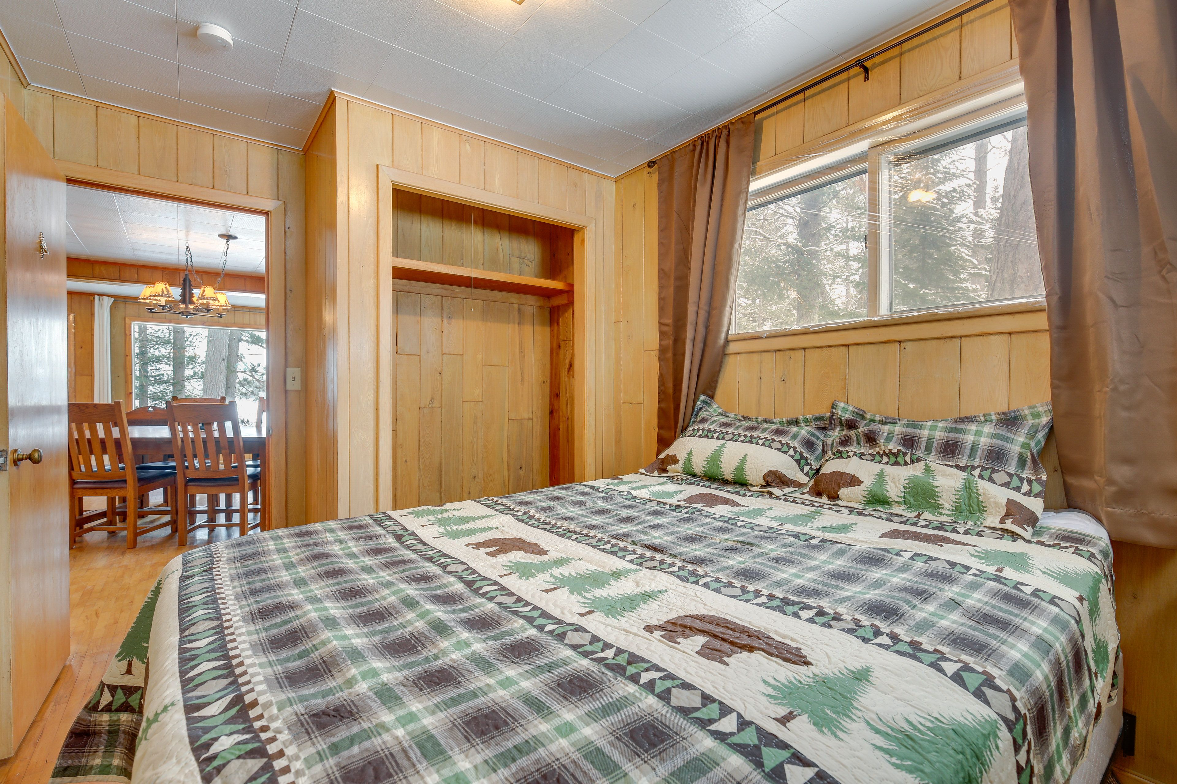 Bedroom 1 | Queen Bed | 1st Floor