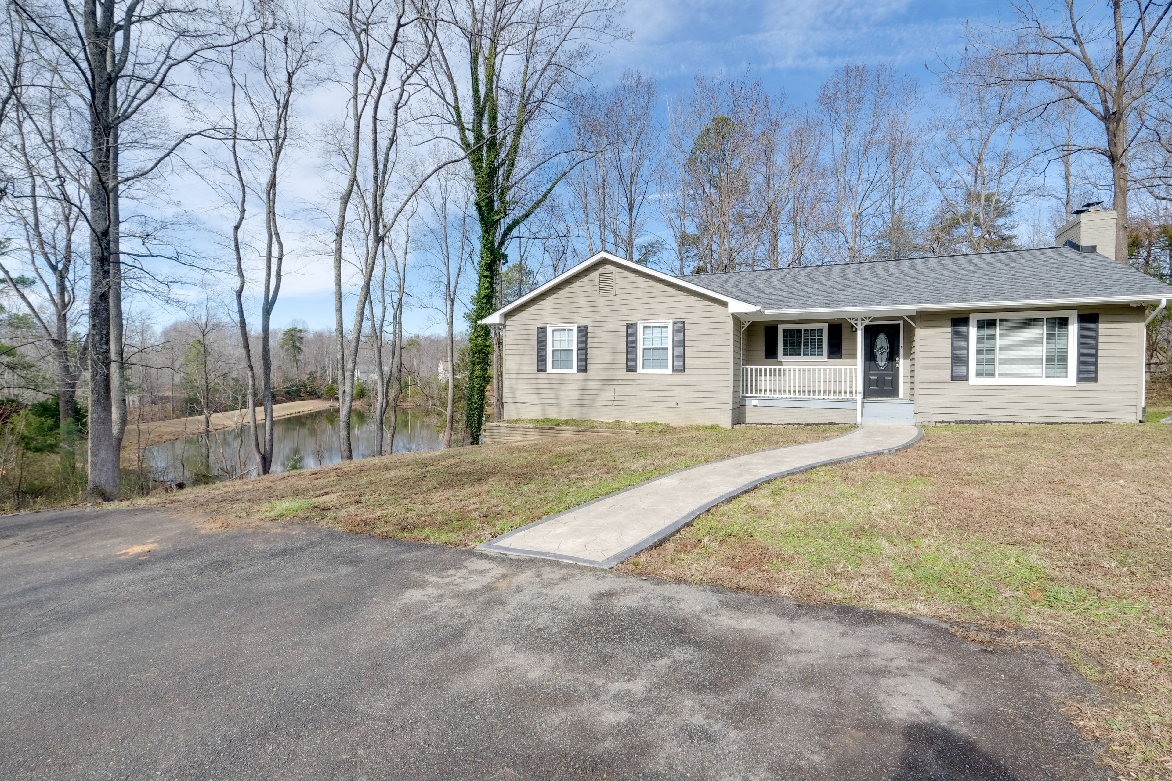 Parking | Parking Pad (Ample Room)