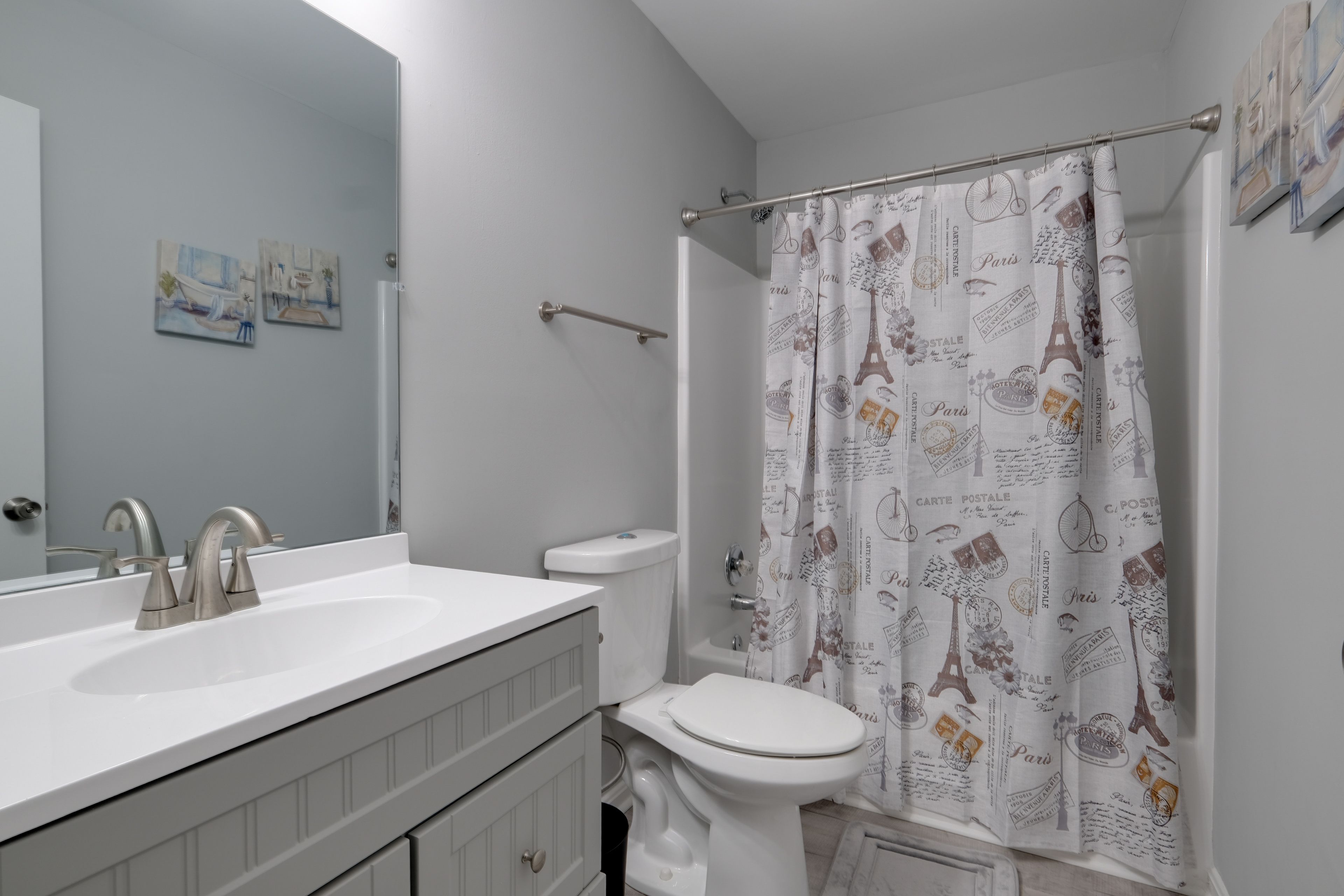 Full Bathroom | Towels Provided | Complimentary Toiletries