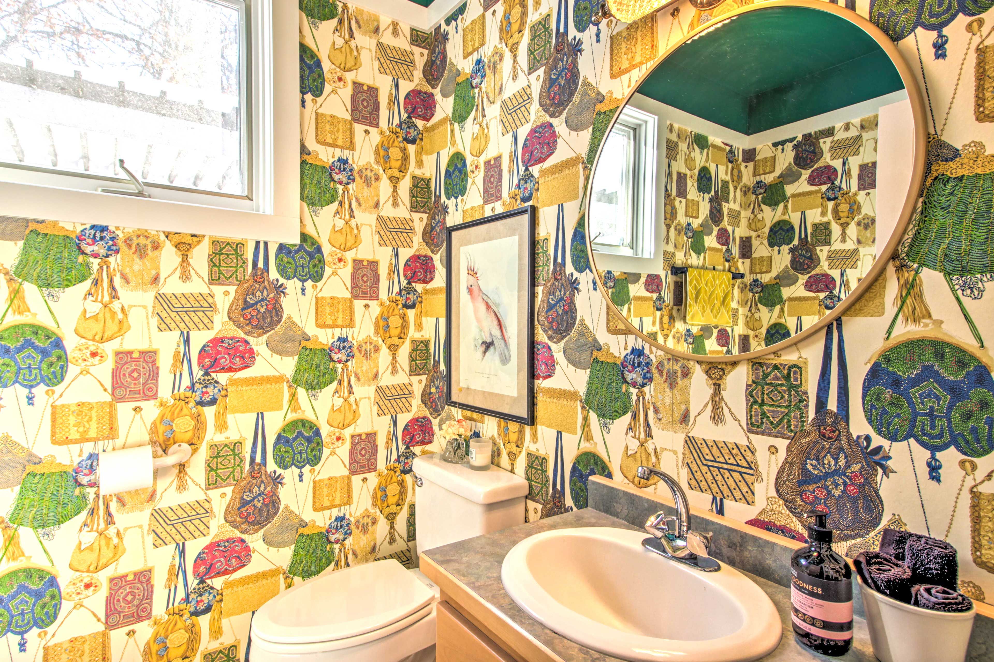 Full Bathroom | Towels Provided | Complimentary Toiletries