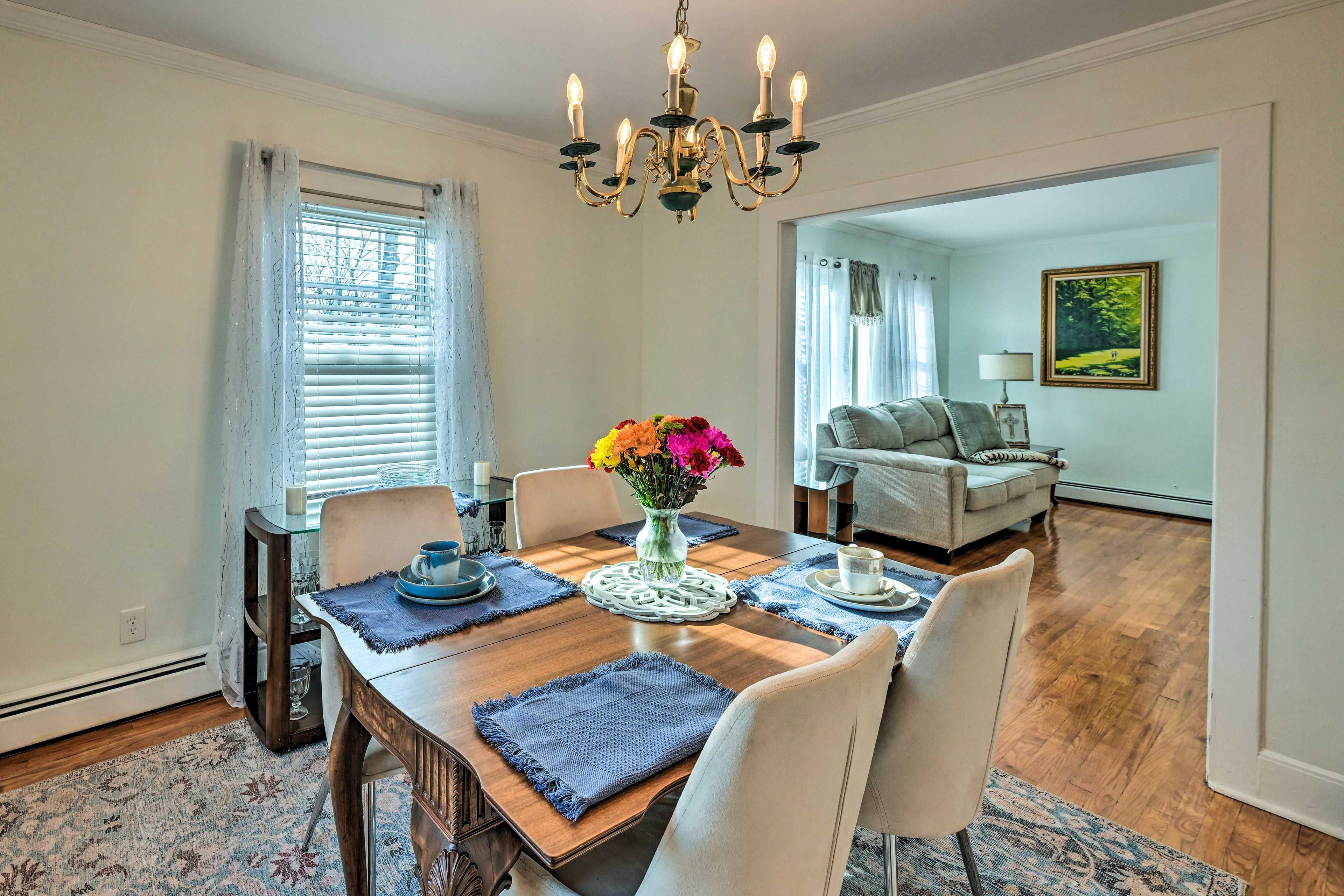 Dining Area | Dishware & Flatware Provided