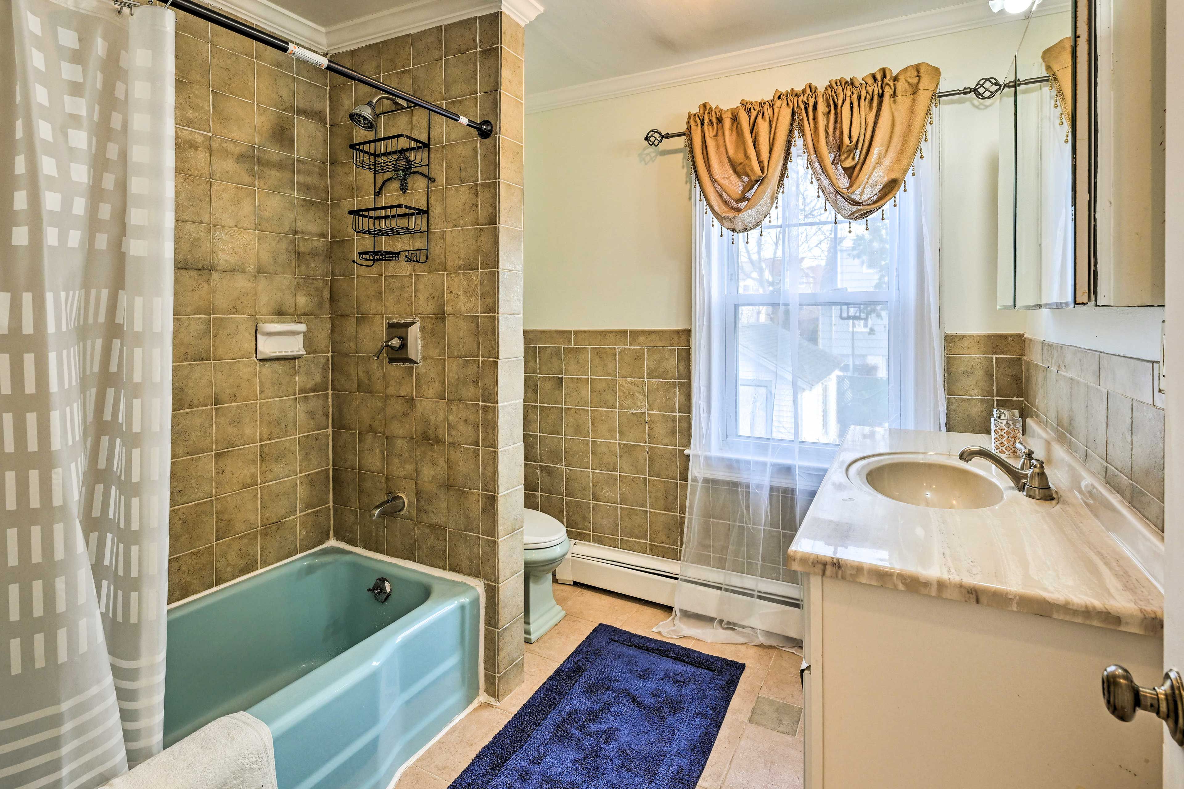 Full Bathroom | Towels Provided | Complimentary Toiletries