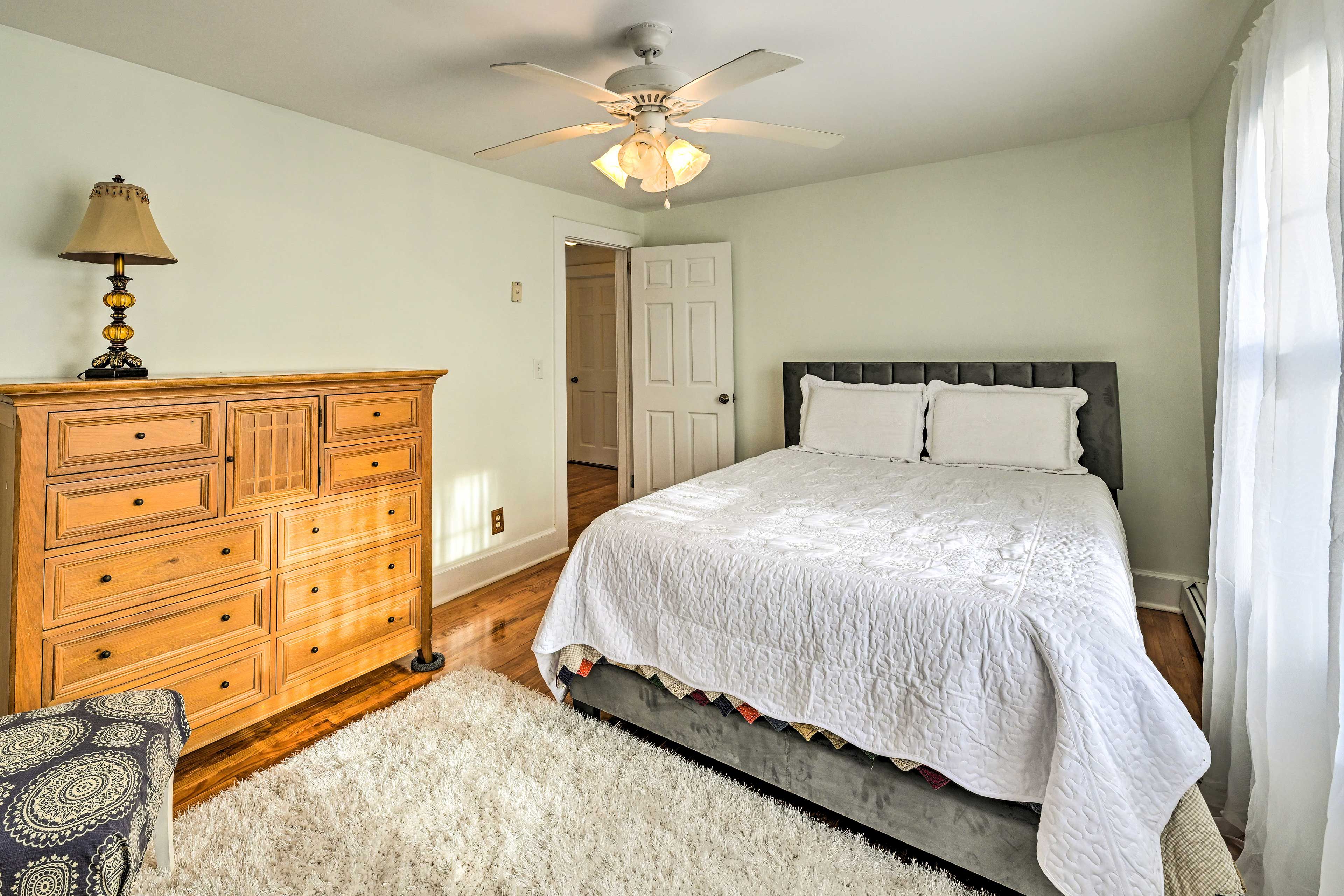 Bedroom 1 | Queen Bed | Linens Provided