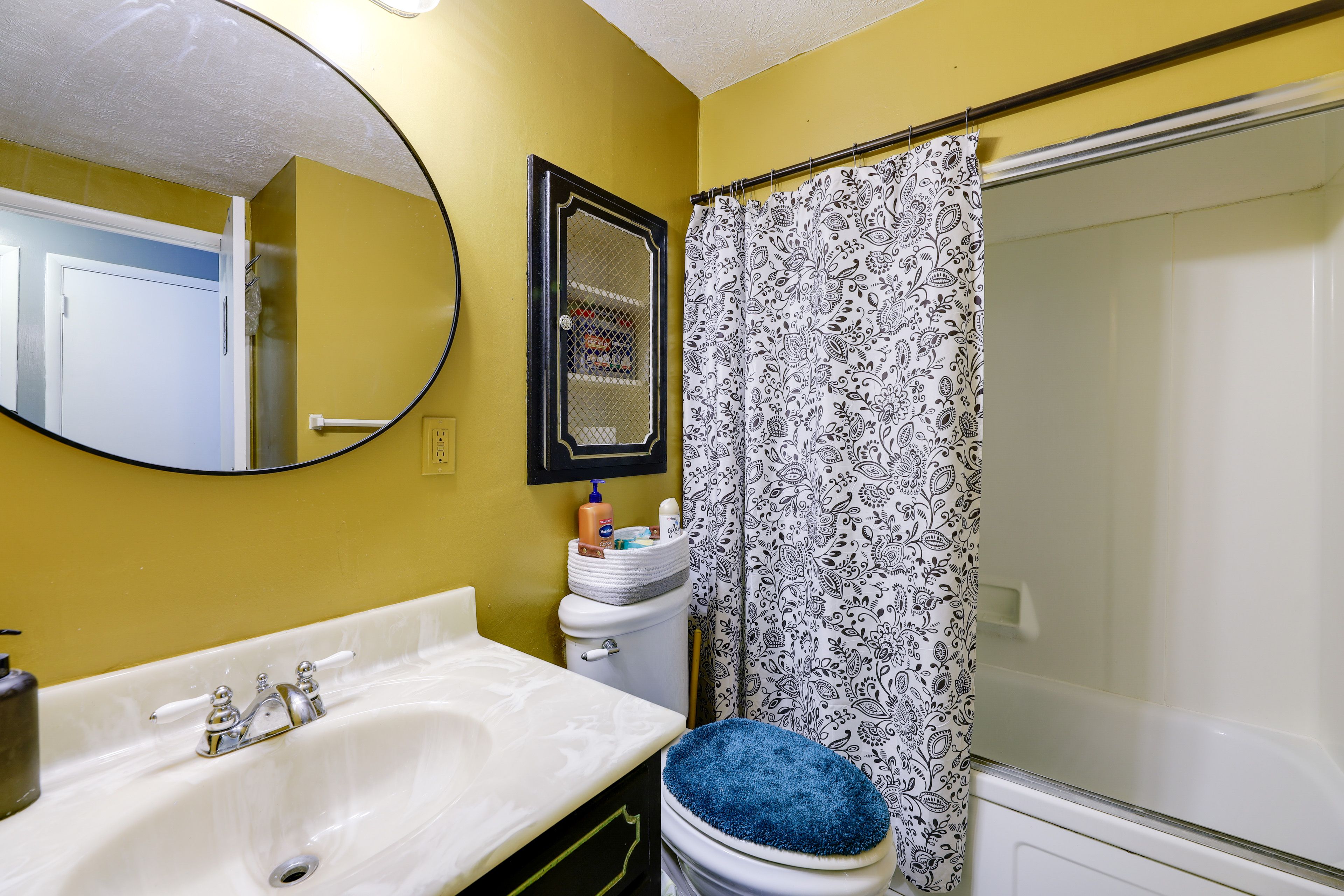 Full Bathroom | Towels Provided