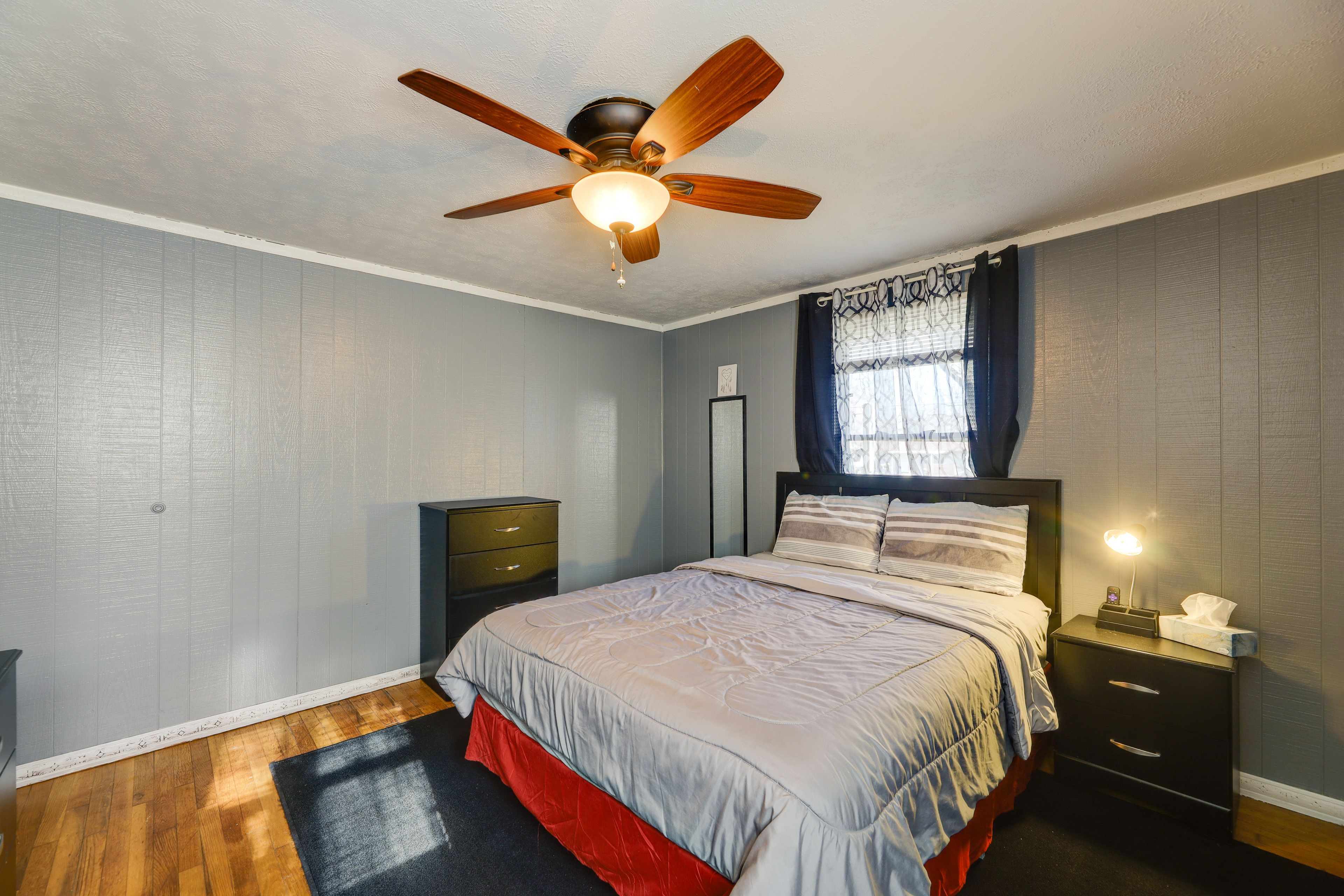 Bedroom 1 | Main Level | Queen Bed | Linens Provided