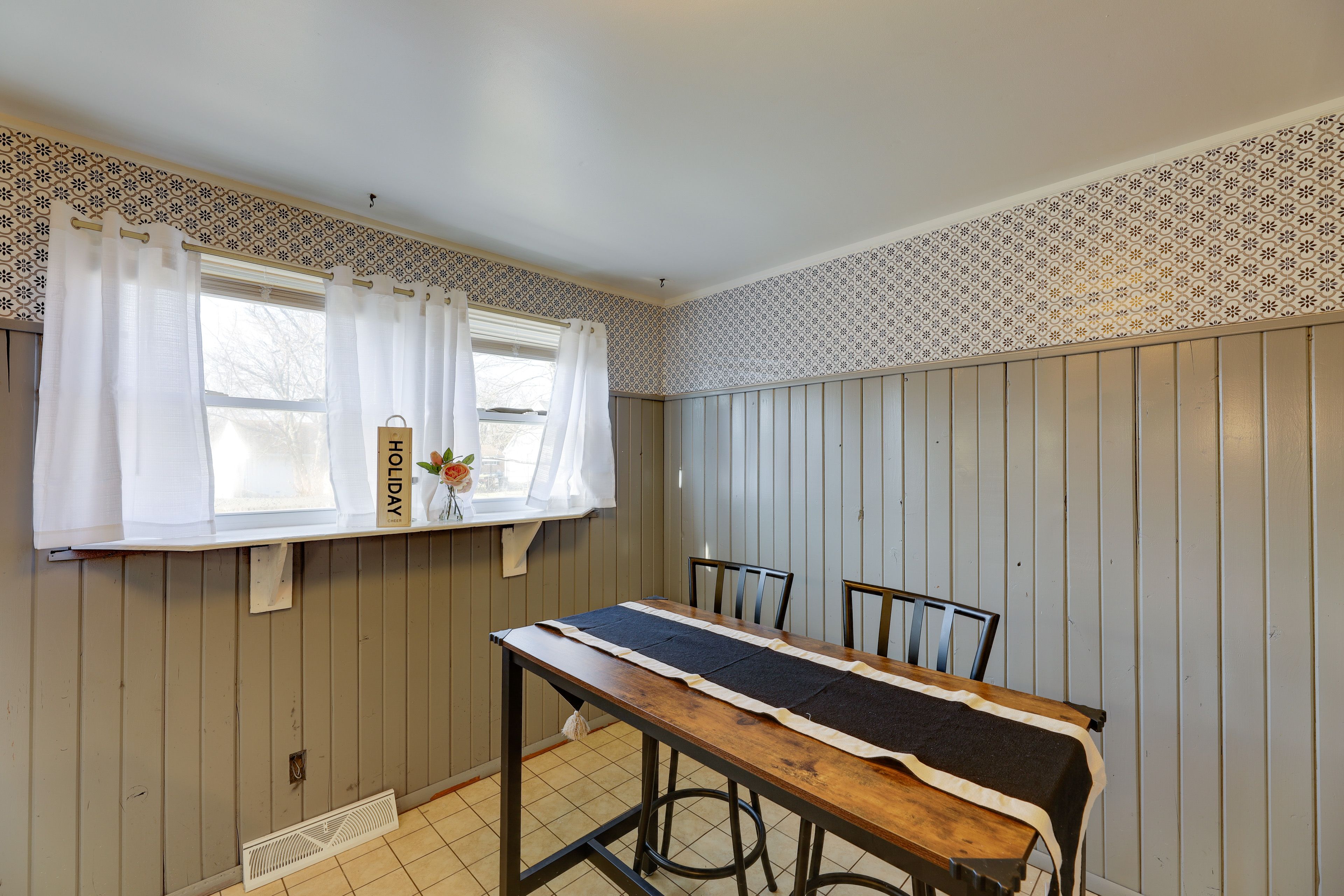 Dining Area | Dishware Provided