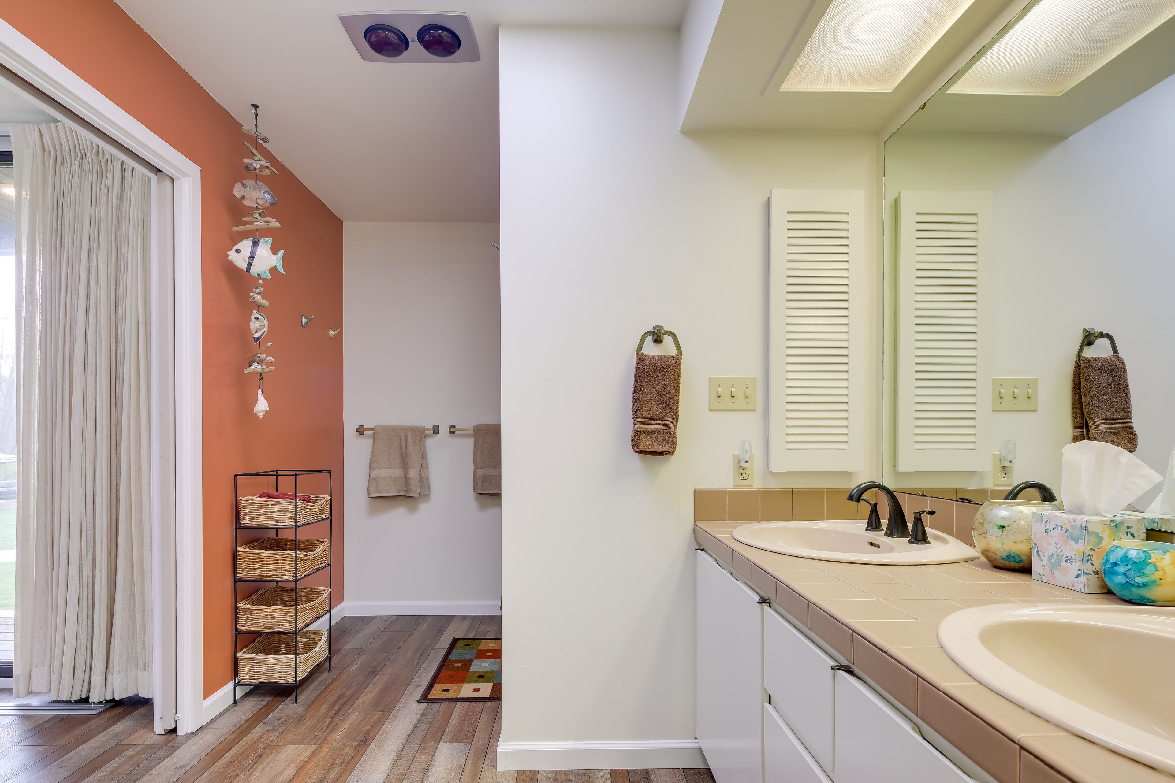 En-Suite Bathroom | Main Level | Towels Provided