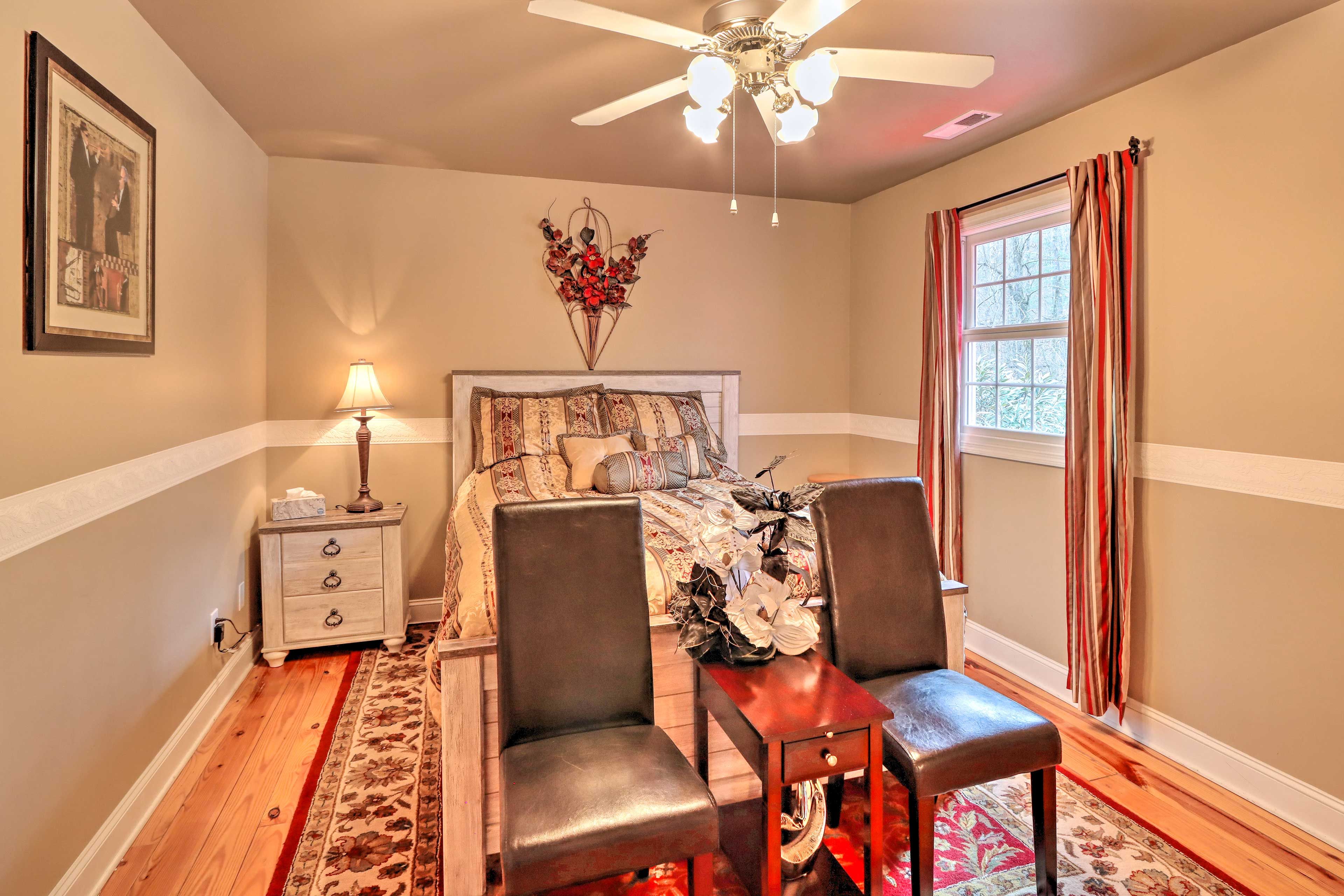 Bedroom 2 | Queen Bed | 2nd Floor | Hangers