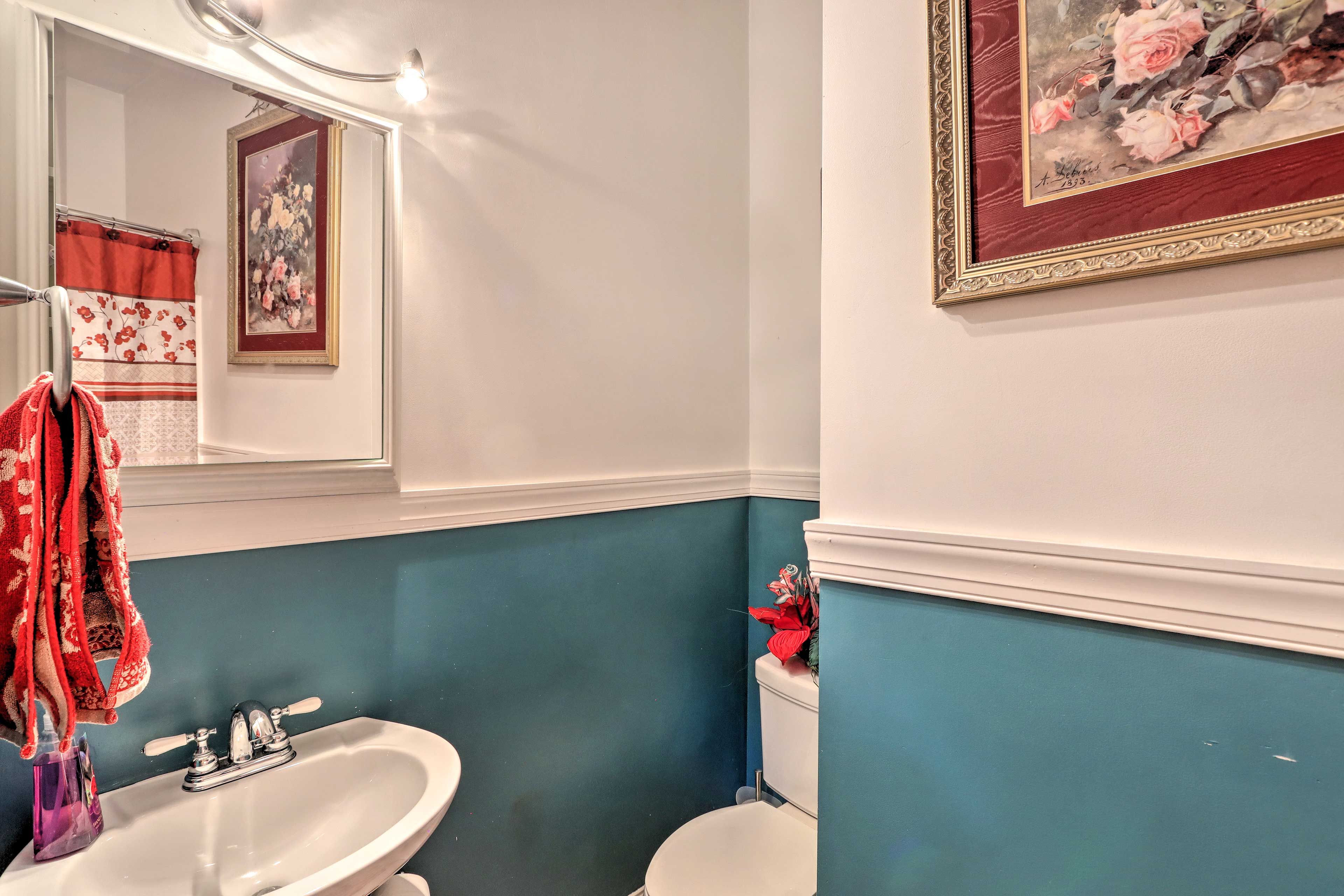 Full Bathroom | 1st Floor | Towels Provided | Complimentary Toiletries