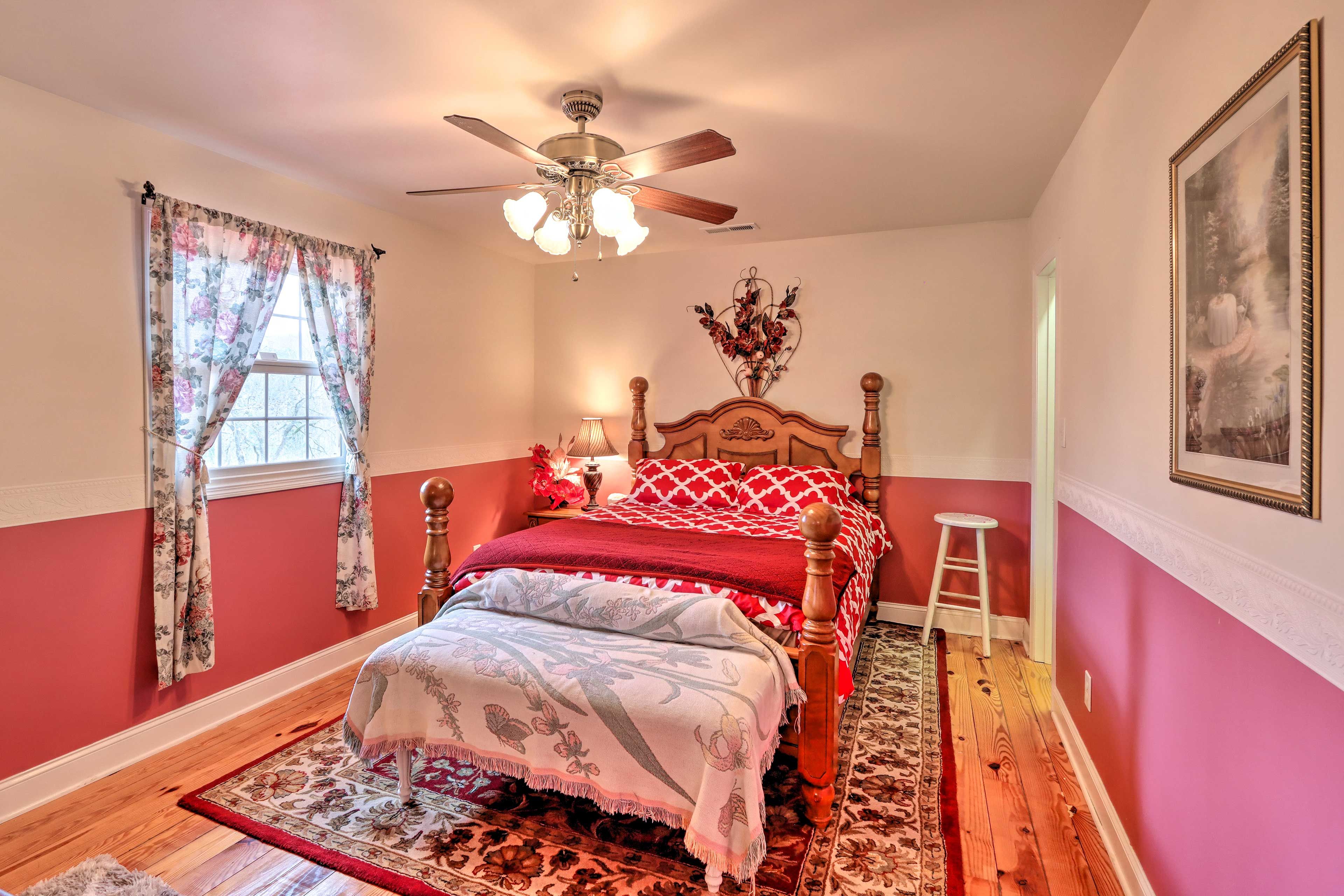 Bedroom 1 | Queen Bed | 2nd Floor | Linens Provided