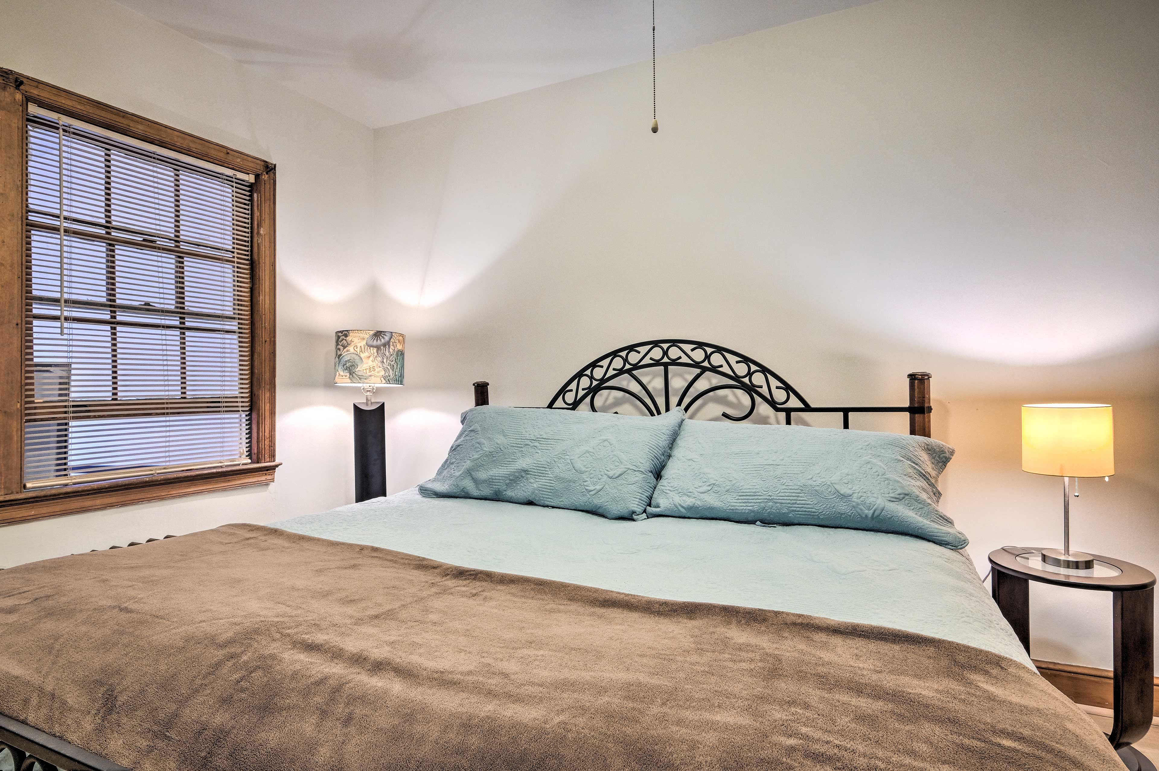 Bedroom 1 | King Bed | Linens & Towels