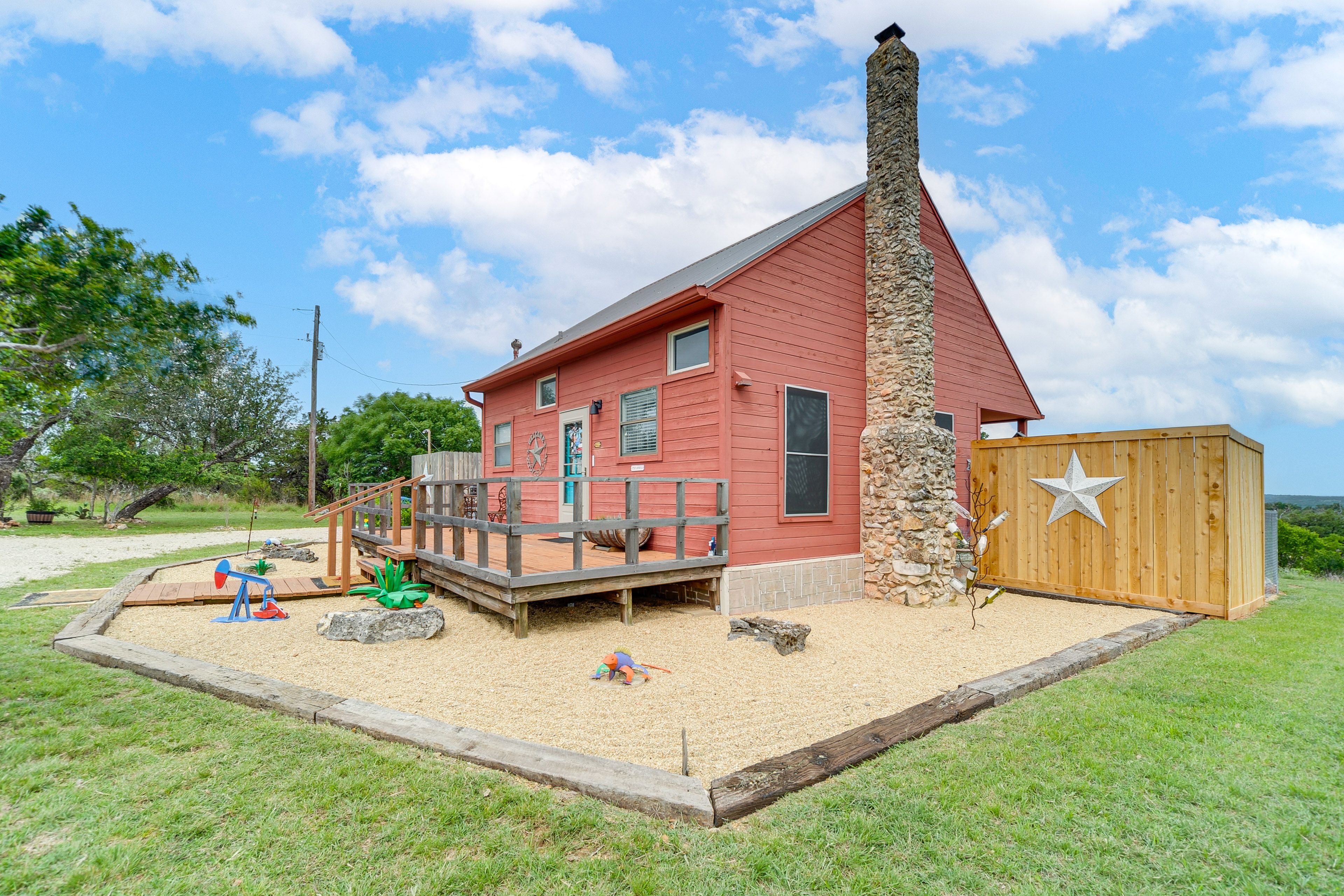 Exterior | Walking Trail On-Site | Outdoor Dining Area