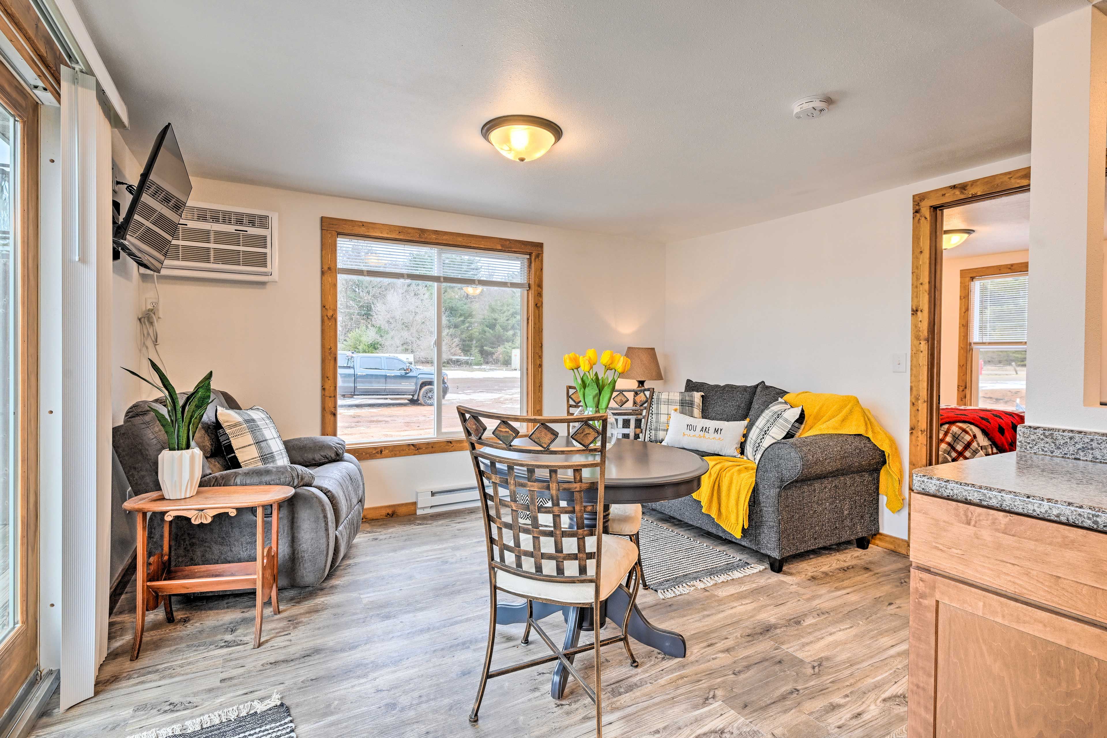 Living Room | Smart TV | Dining Table | DVD Player