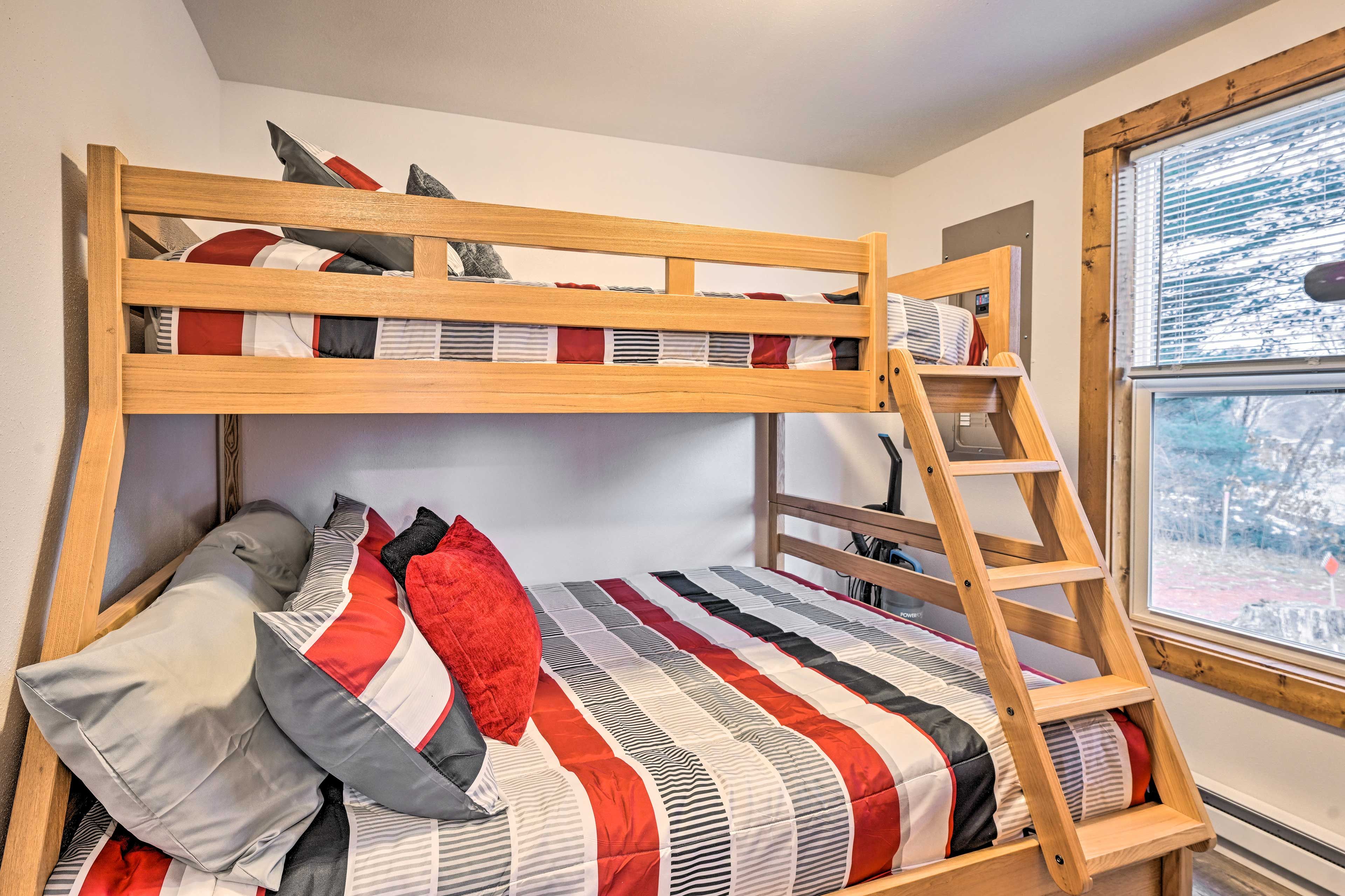 Bedroom 2 | Twin/Full Bunk Bed