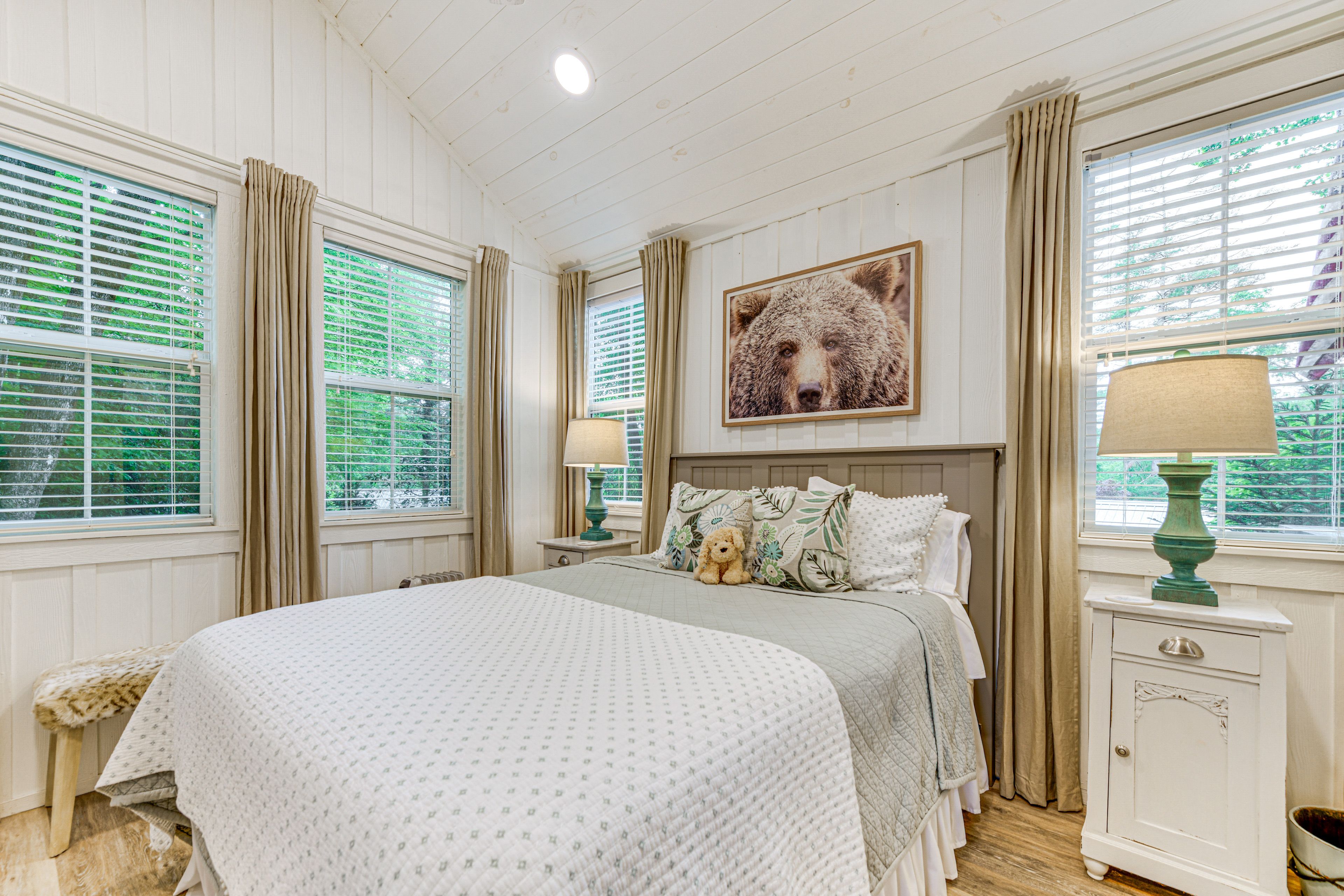 Bedroom 1 | Queen Bed | Smart TV