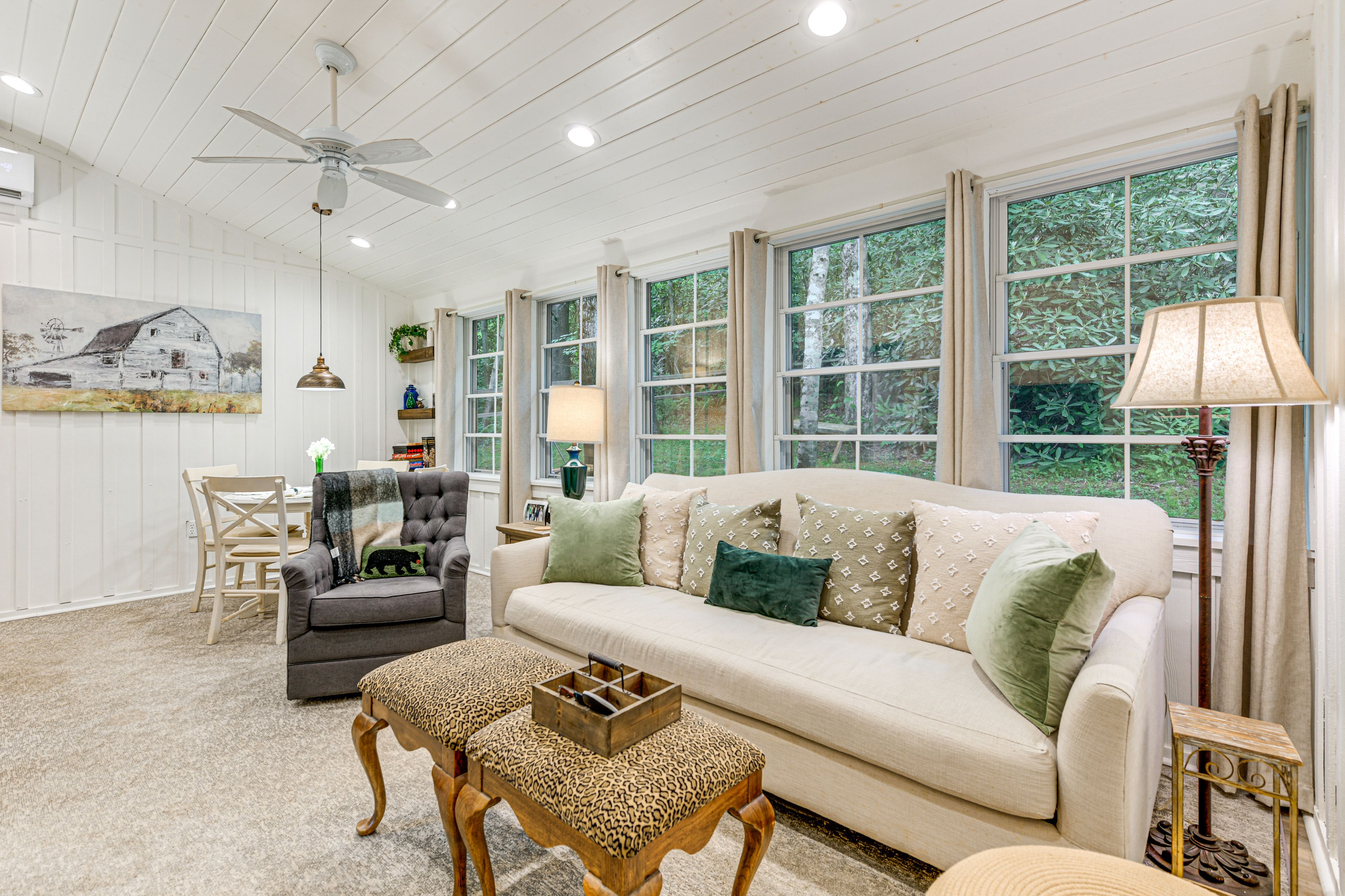 Living Room | Smart TV | Free WiFi | Single-Story Home