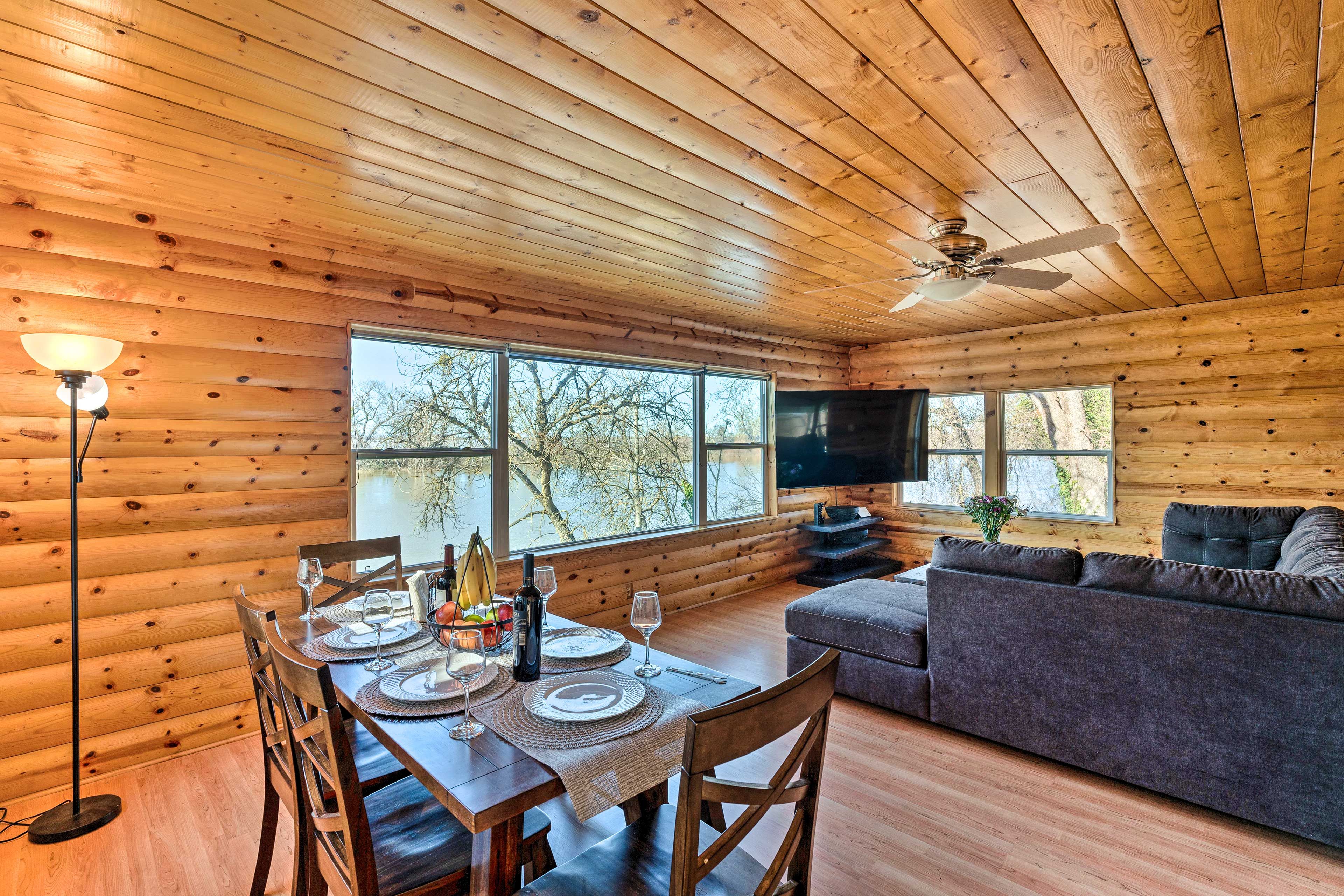 Dining Area | Dishware & Flatware Provided