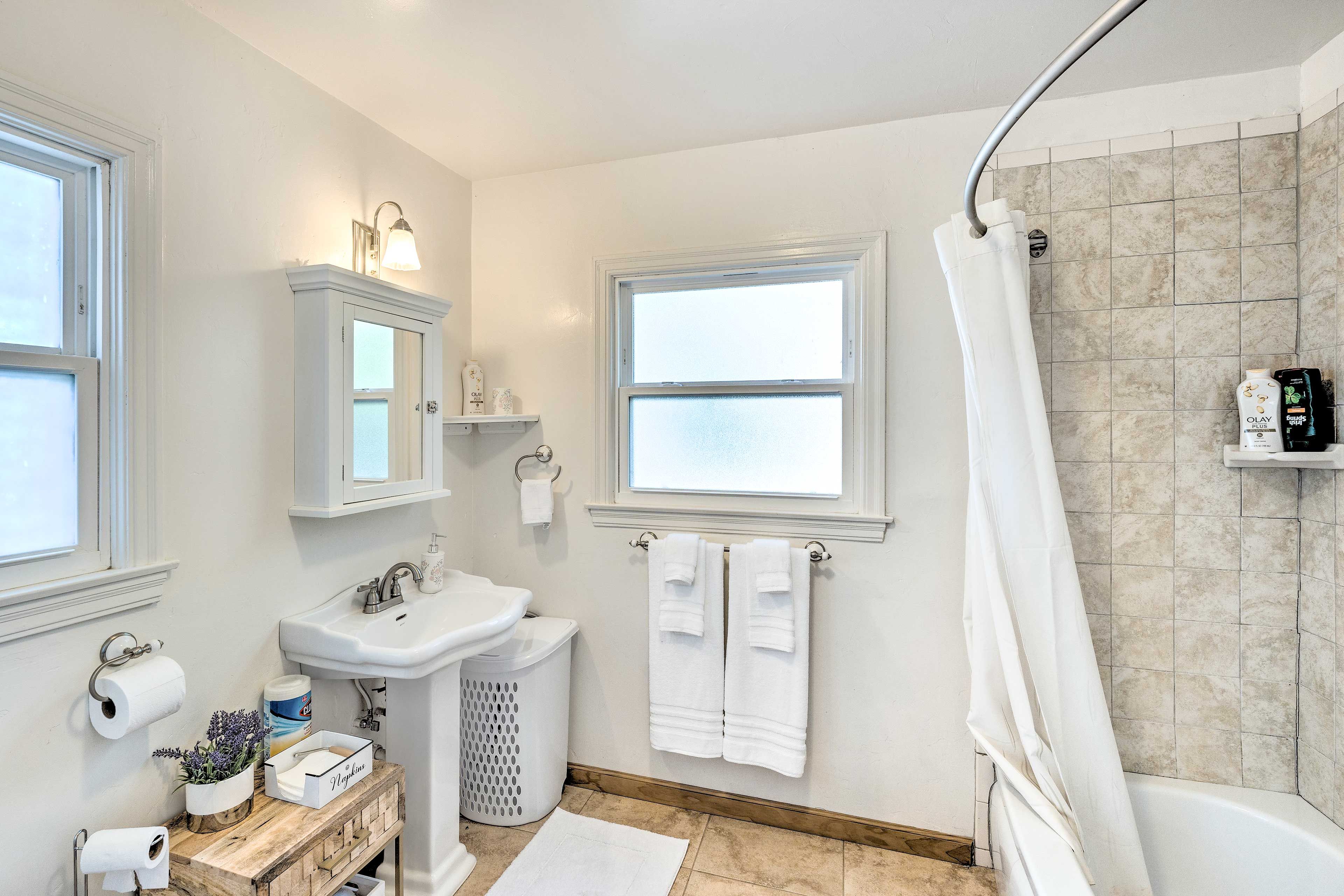 Full Bathroom | Towels Provided | Complimentary Toiletries