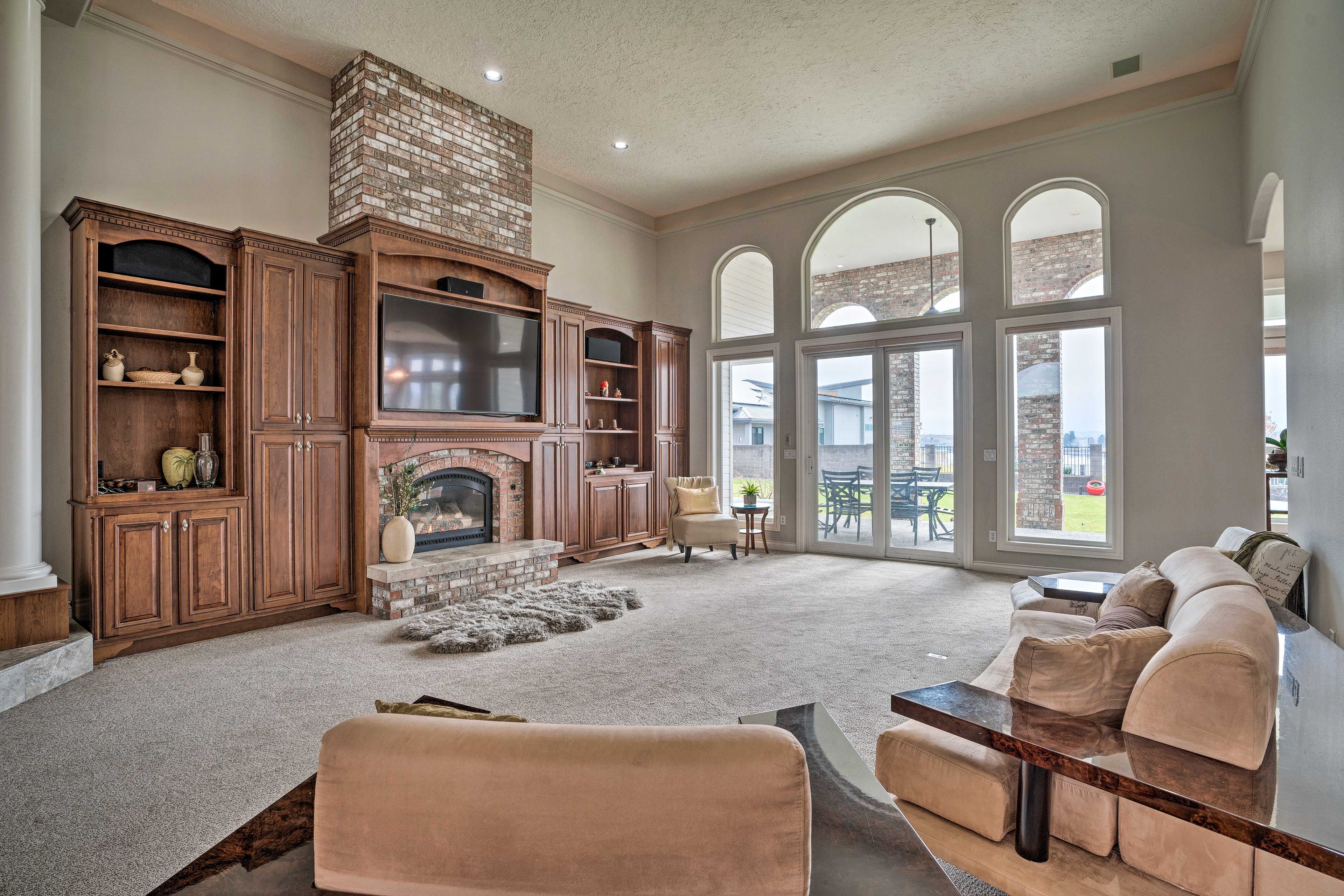 Living Room | Gas Fireplace | Free WiFi | Columbia River Views