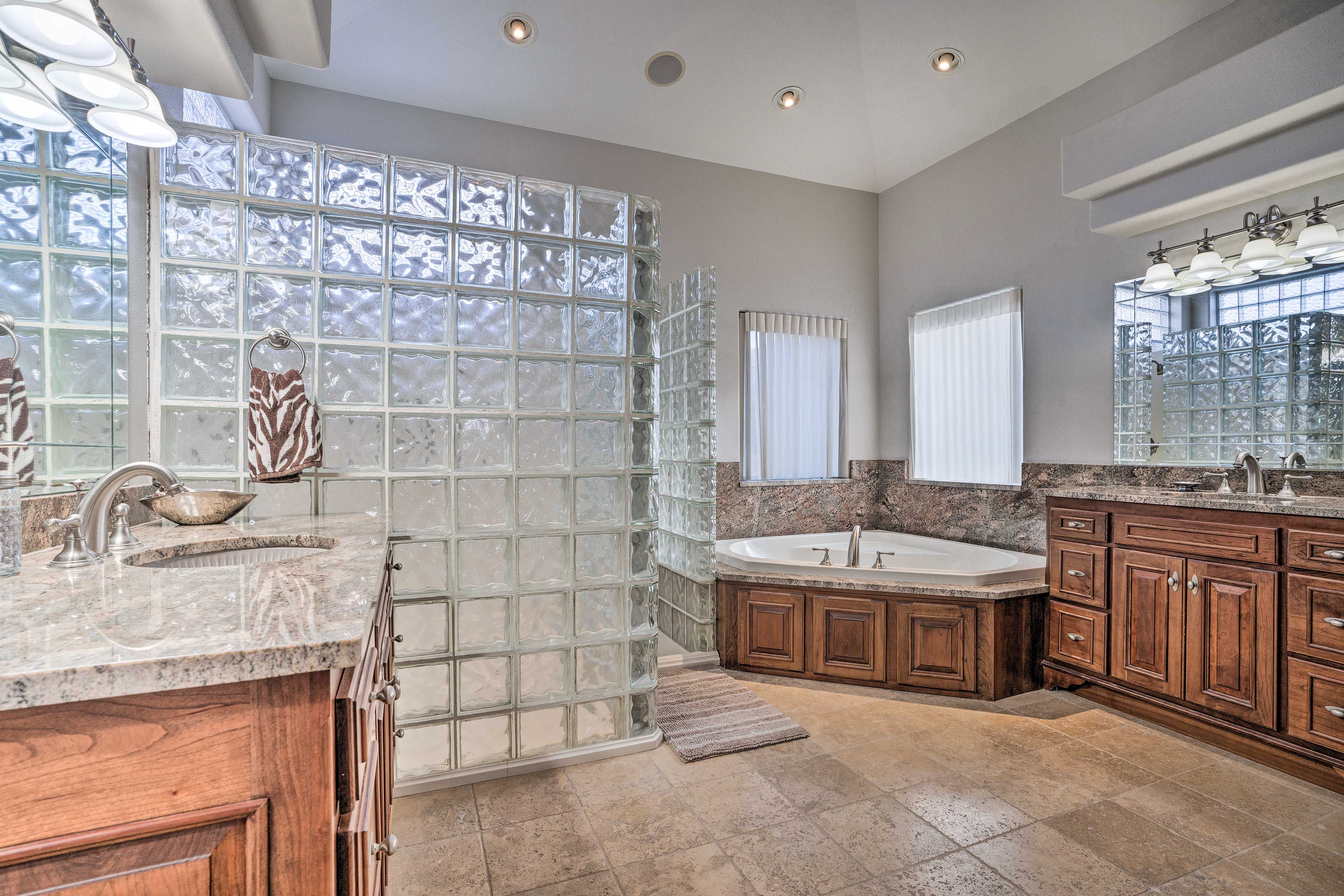 En-Suite Bathroom | Jetted Tub | Towels Provided