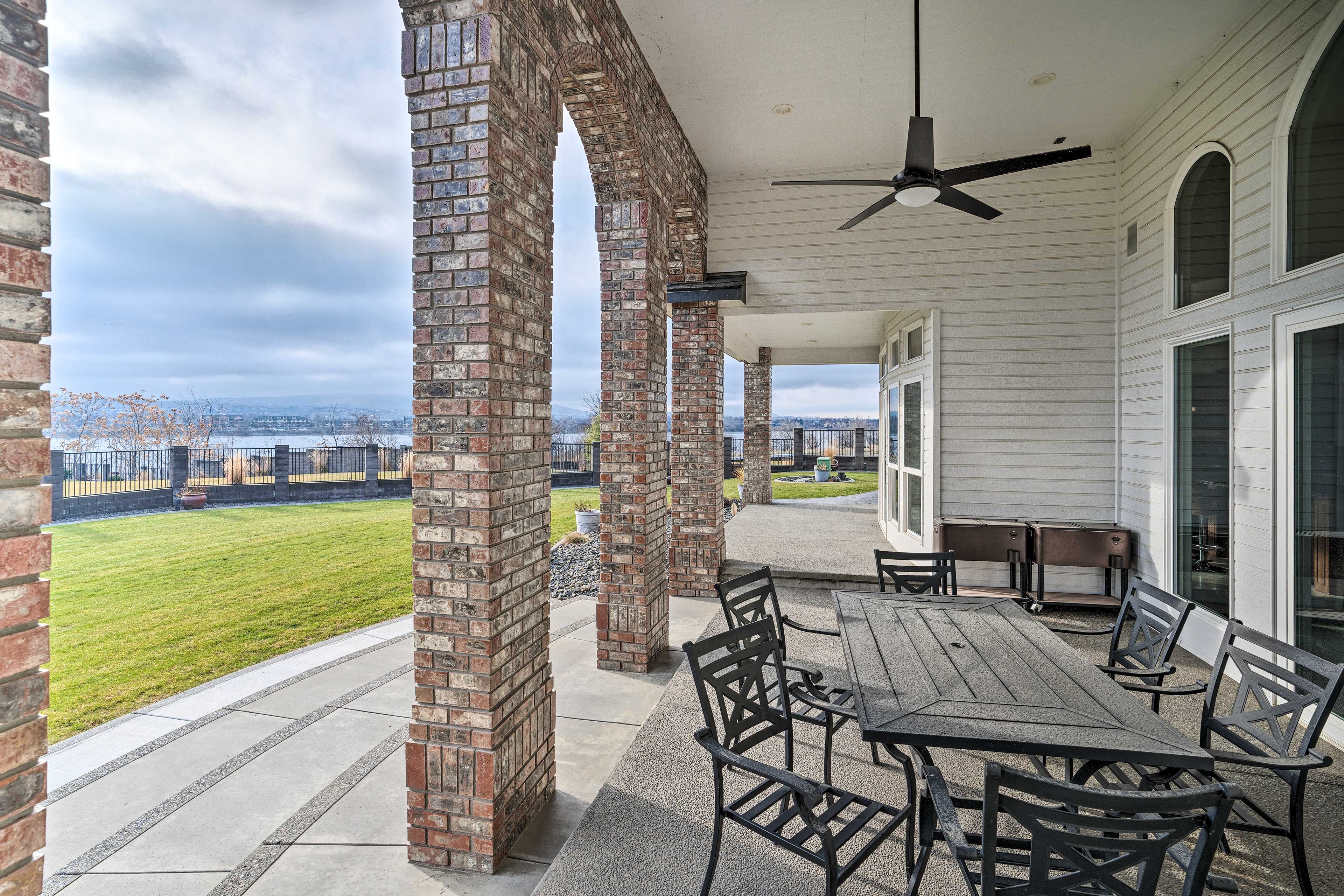 Pasco Vacation Rental | 2BR | 1.5BA | 3,000 Sq Ft | Steps to Access