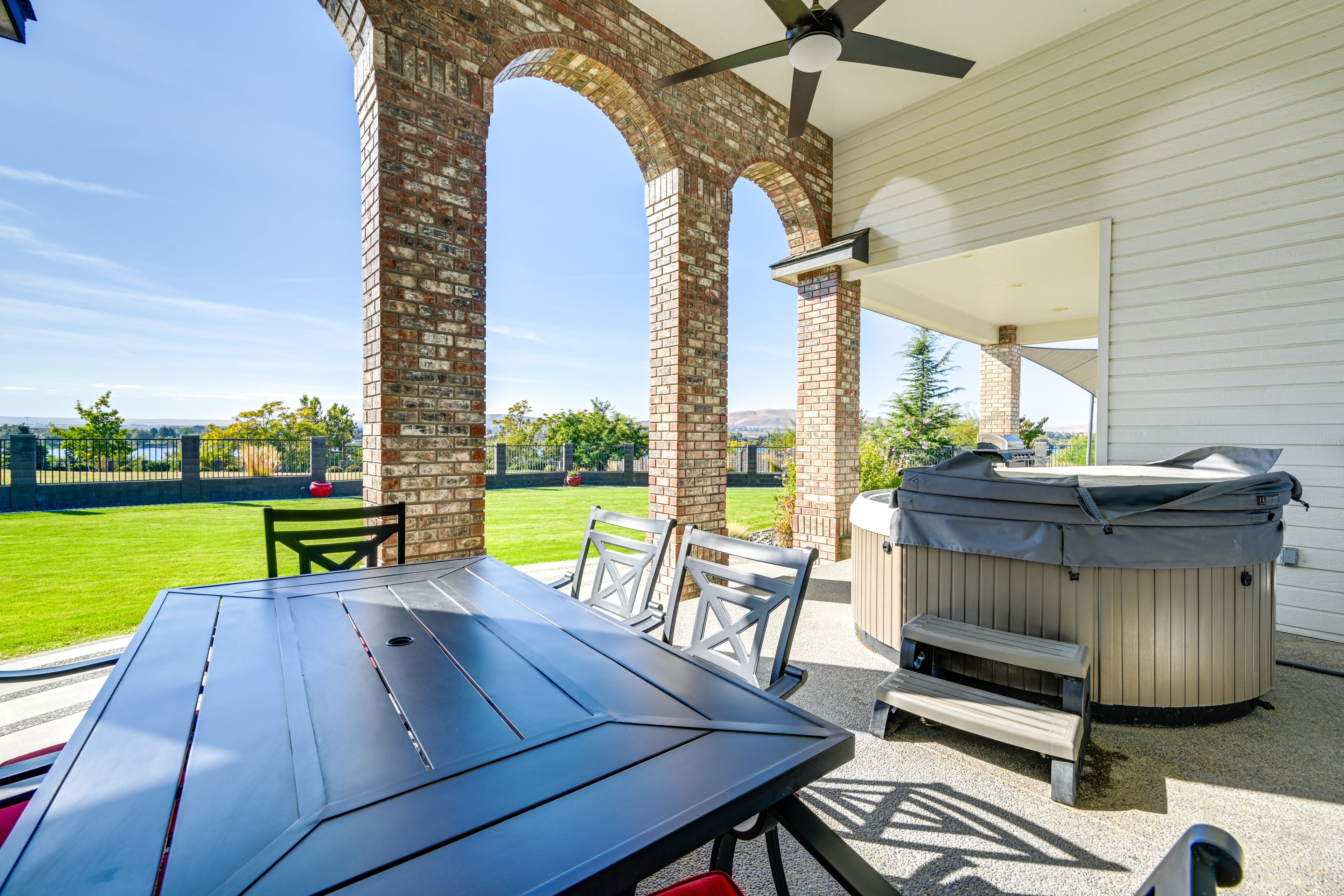 Pasco Vacation Rental | 2BR | 1.5BA | 3,000 Sq Ft | Steps to Access