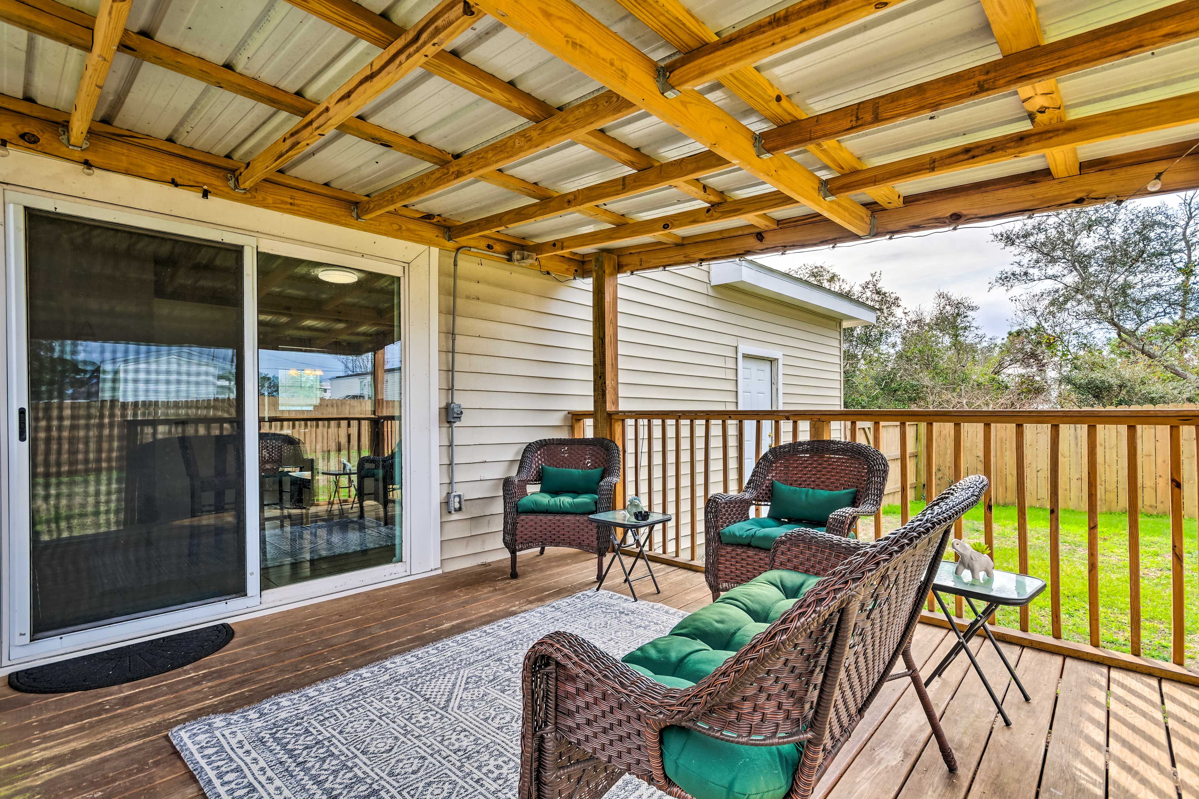 Covered Deck | Seating | Gas Grill