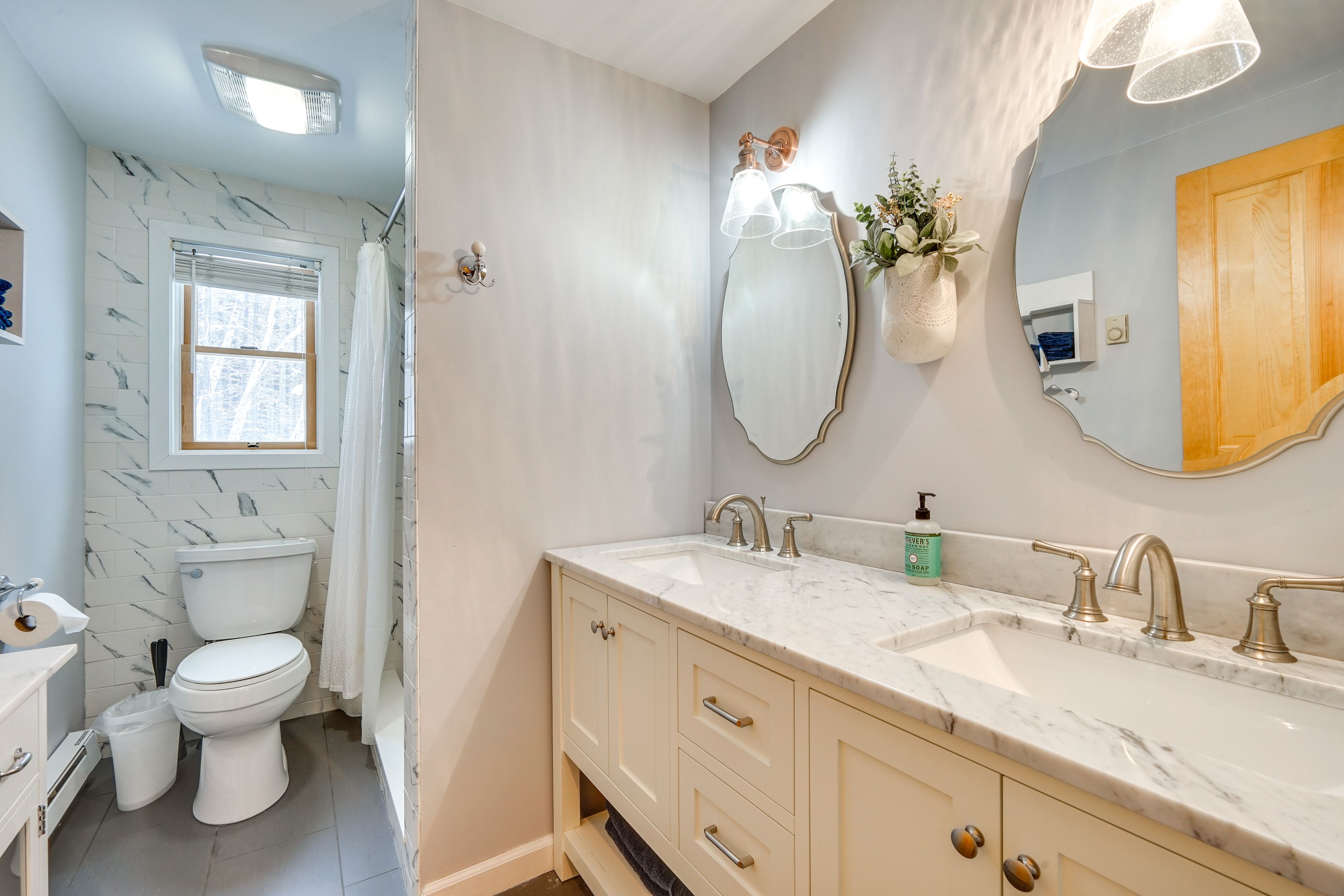Full Bathroom | Main Level | Complimentary Toiletries