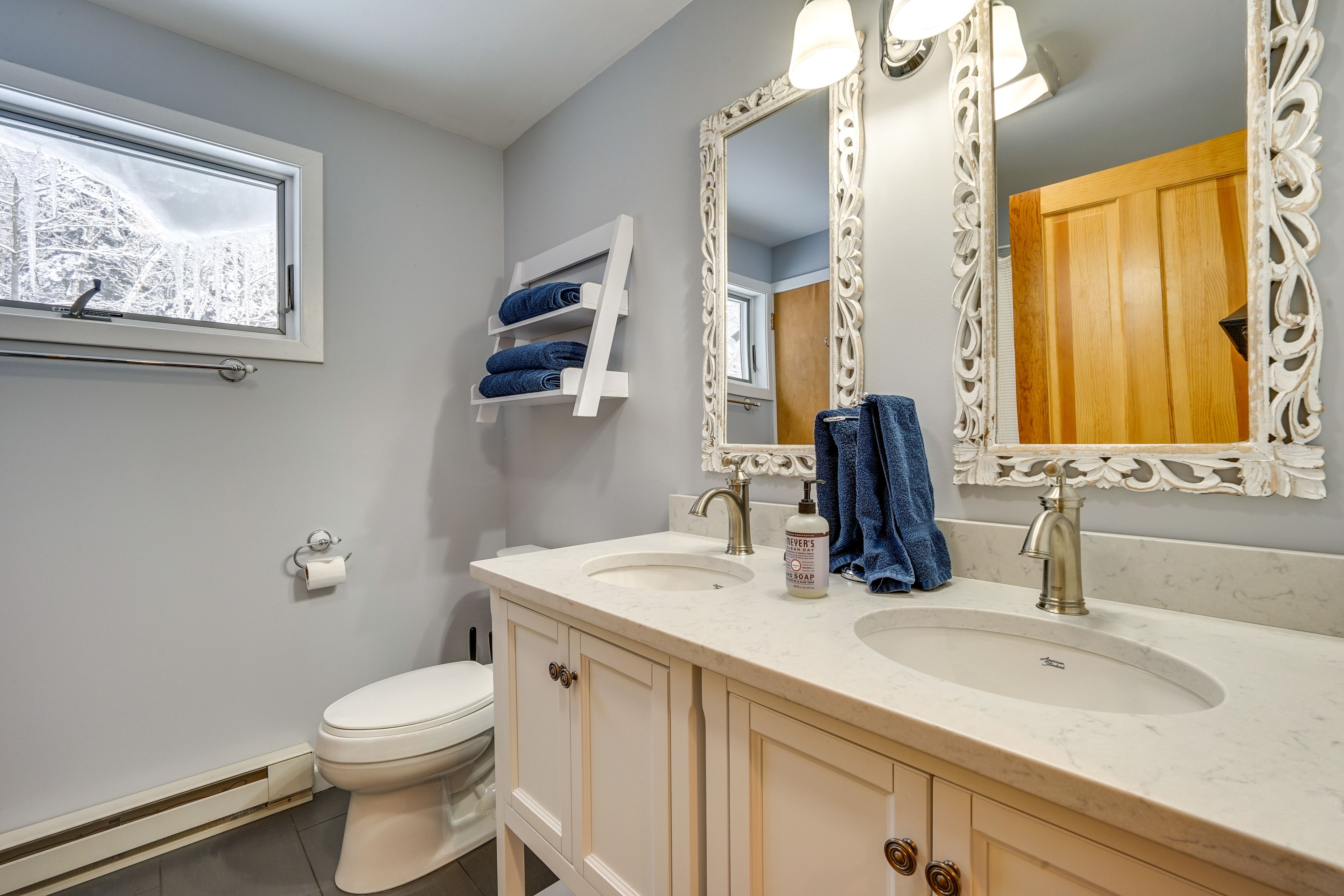 Full Bathroom | Upper Level | Towels Provided